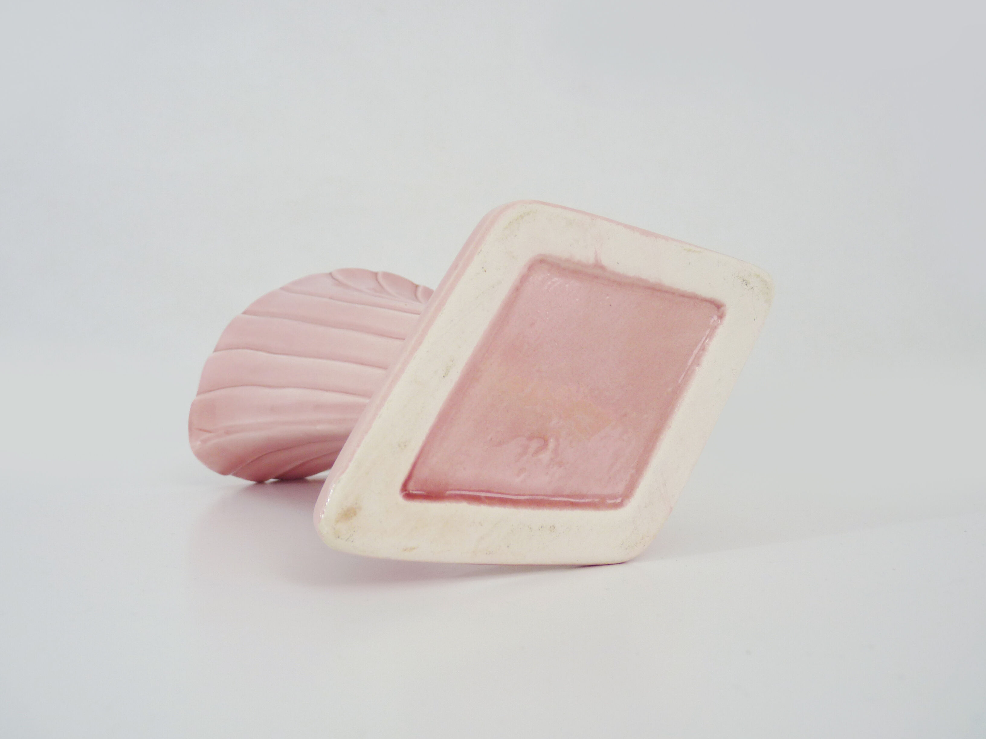 Vintage shell vase in pink ceramic from the 50s
