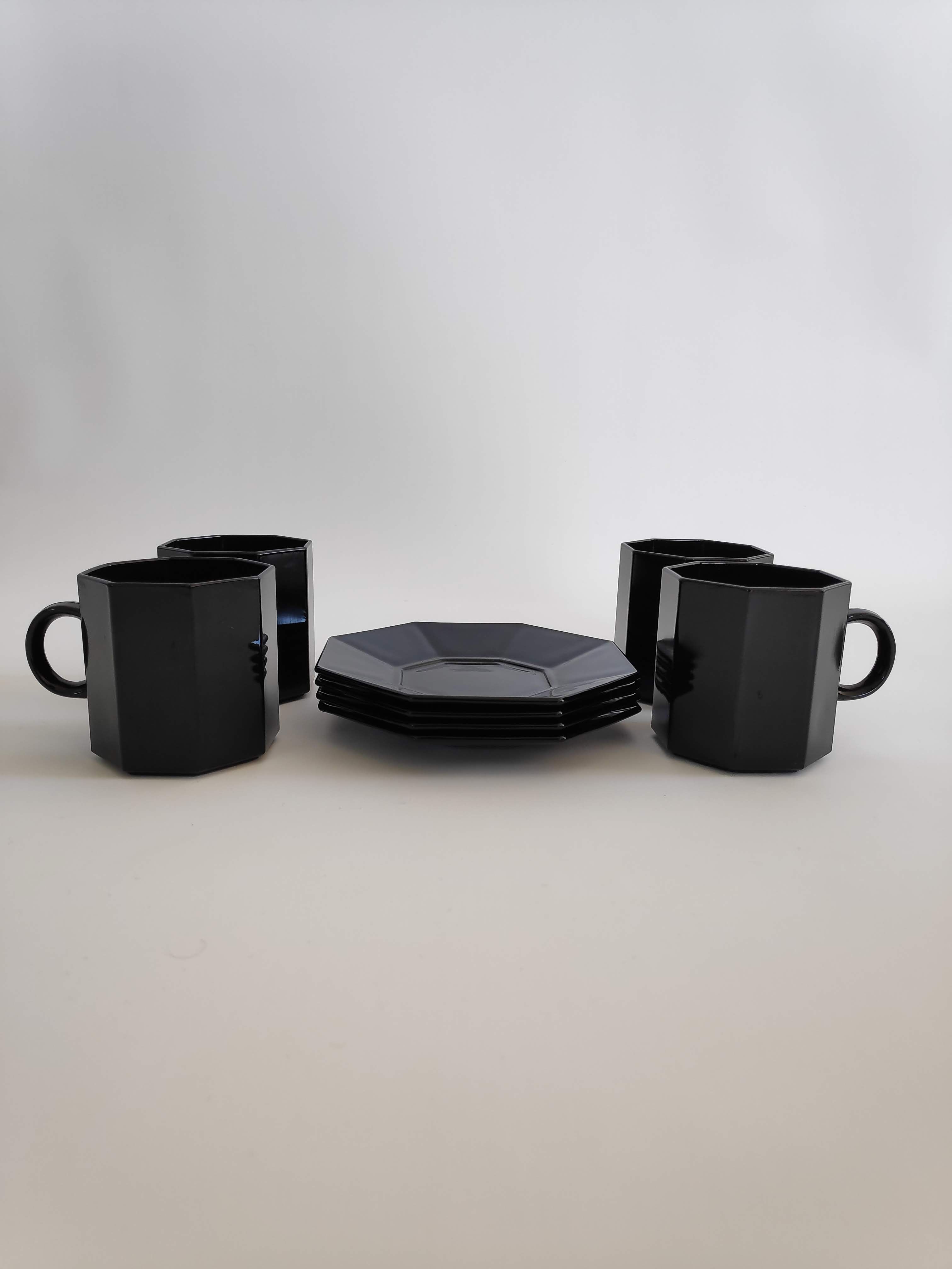 Set of 4 coffee cups and their black saucers Octime Arcoroc
