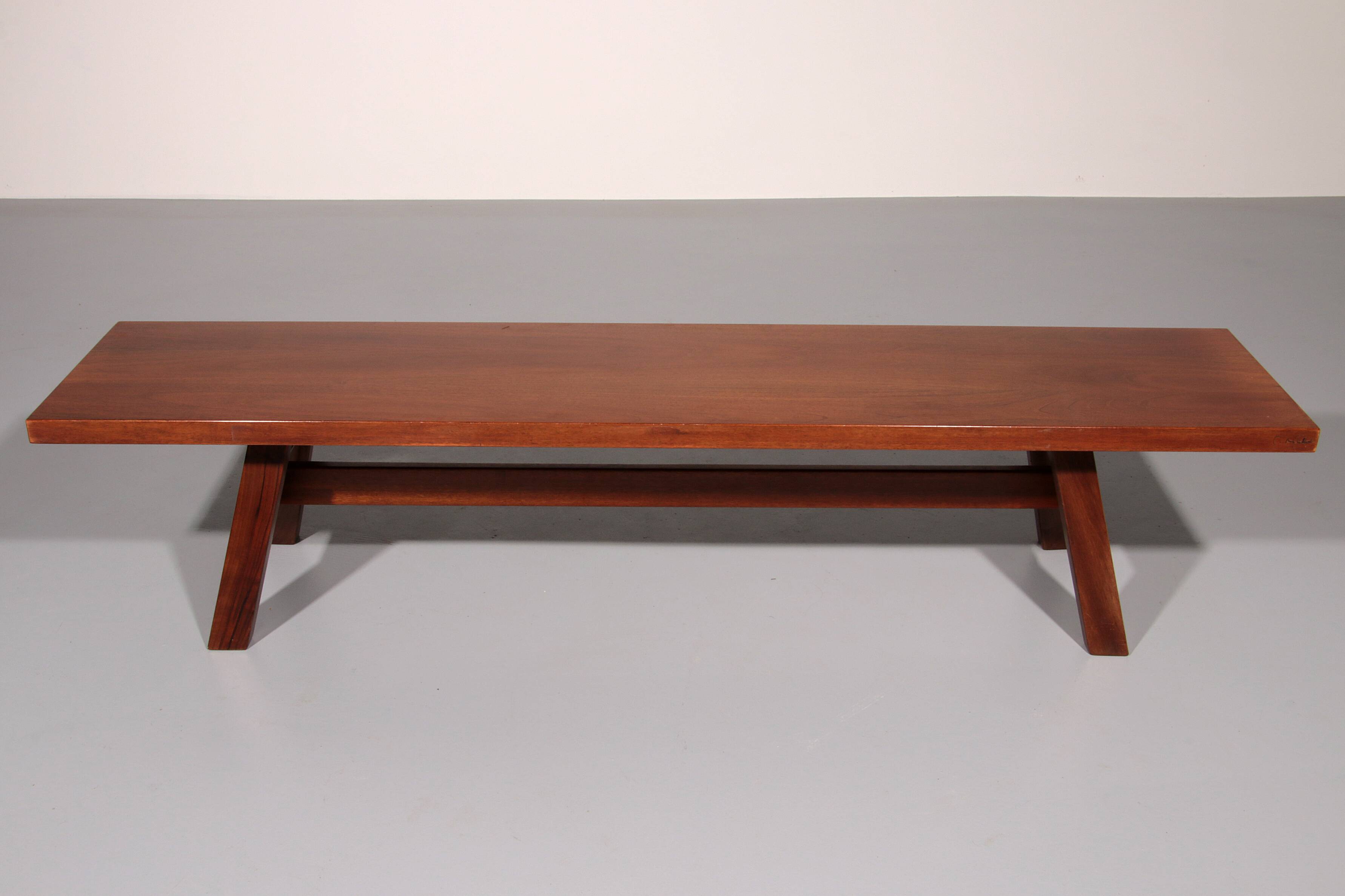 Banc Torbecchia en noyer massif par Giovanni Michelucci