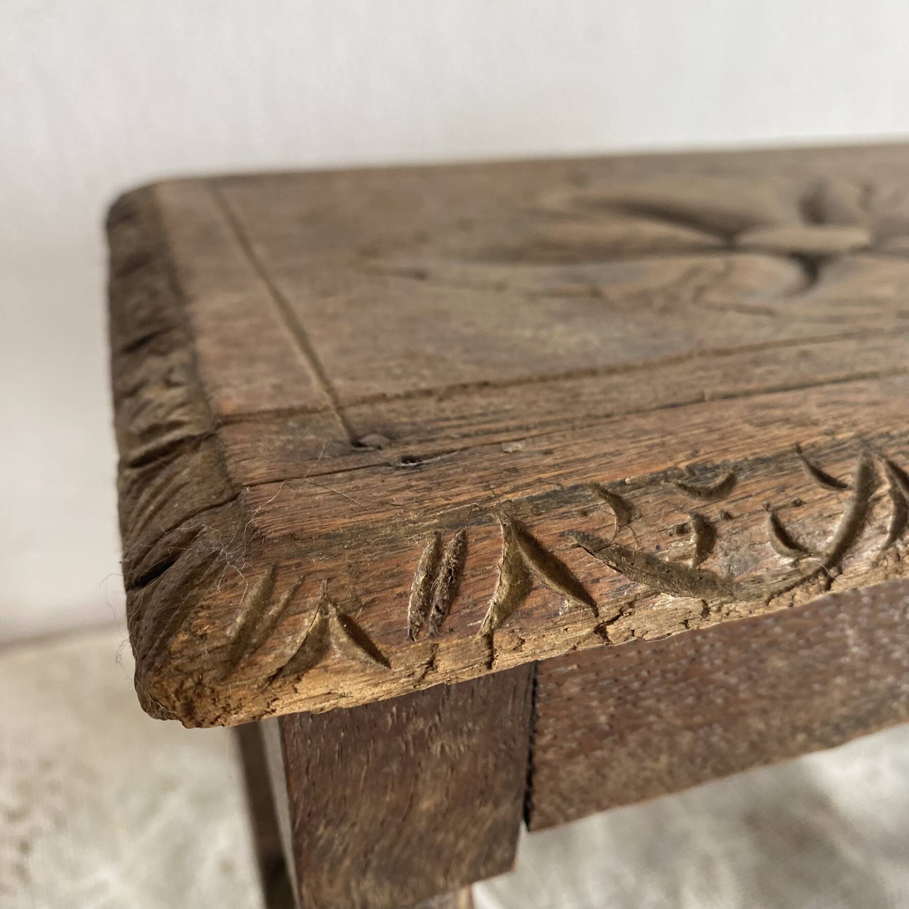 Ancien tabouret bas en bois tourné et gravé