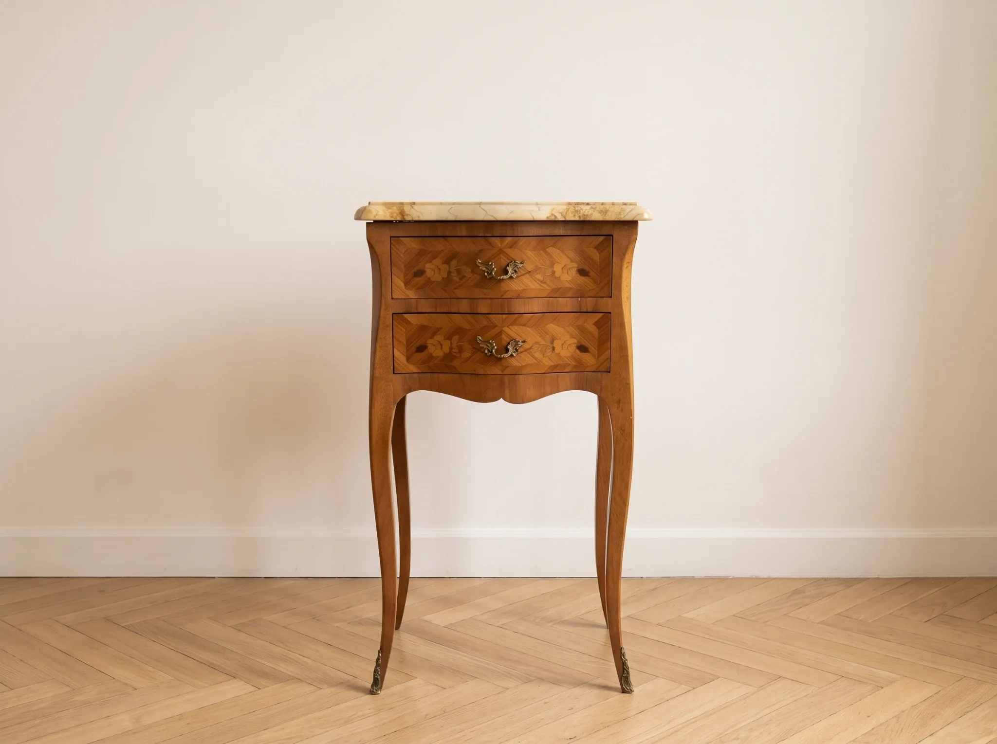 Table de chevet style Louis XV en bois marqueté et marbre