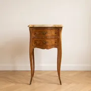 Table de chevet style Louis XV en bois marqueté et marbre