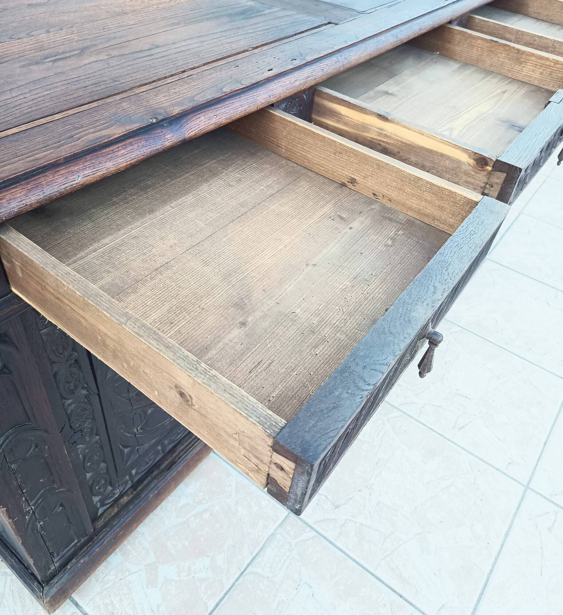 Large Gothic desk in solid oak from the 19th century.