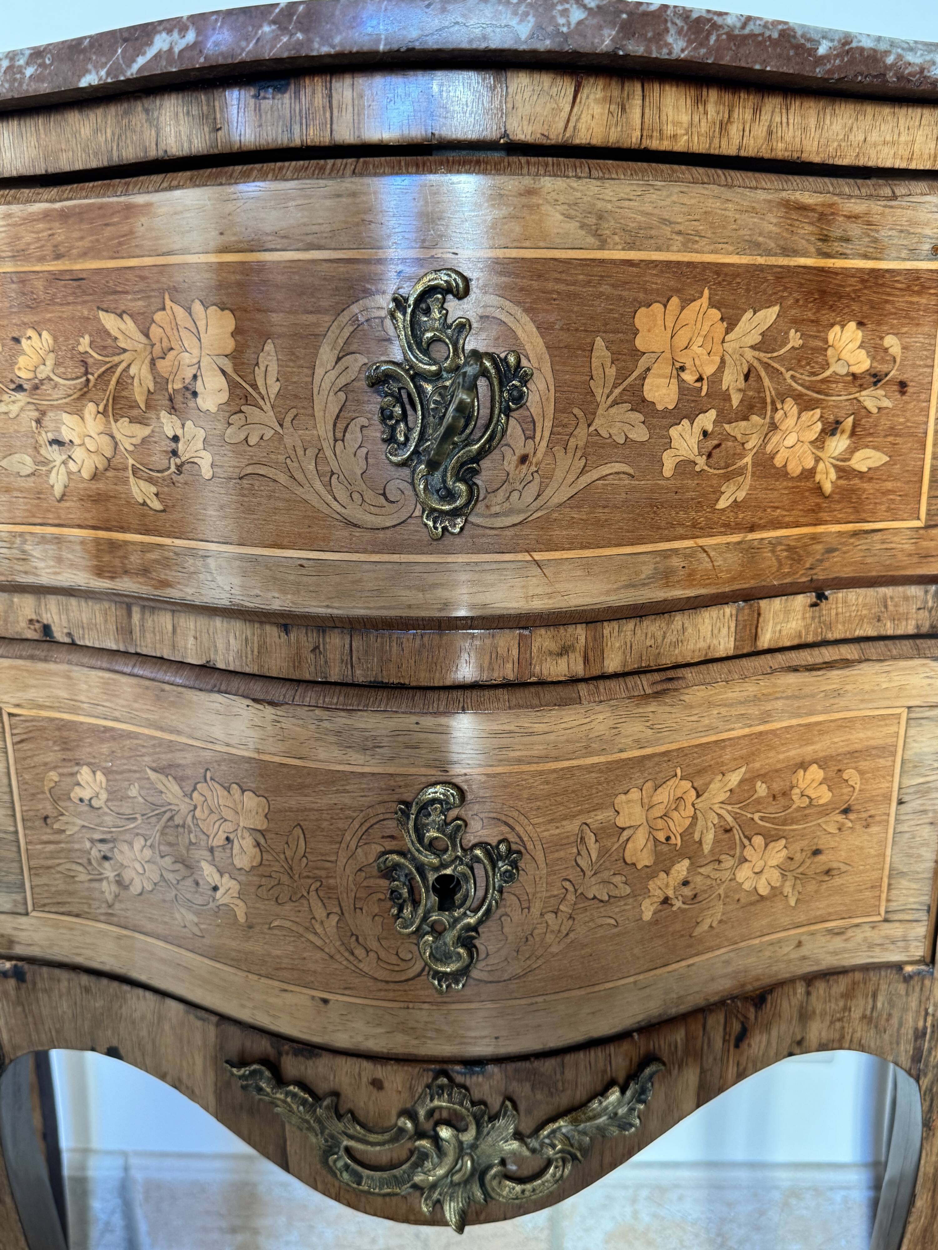 Small curved chest of drawers in Louis XV style