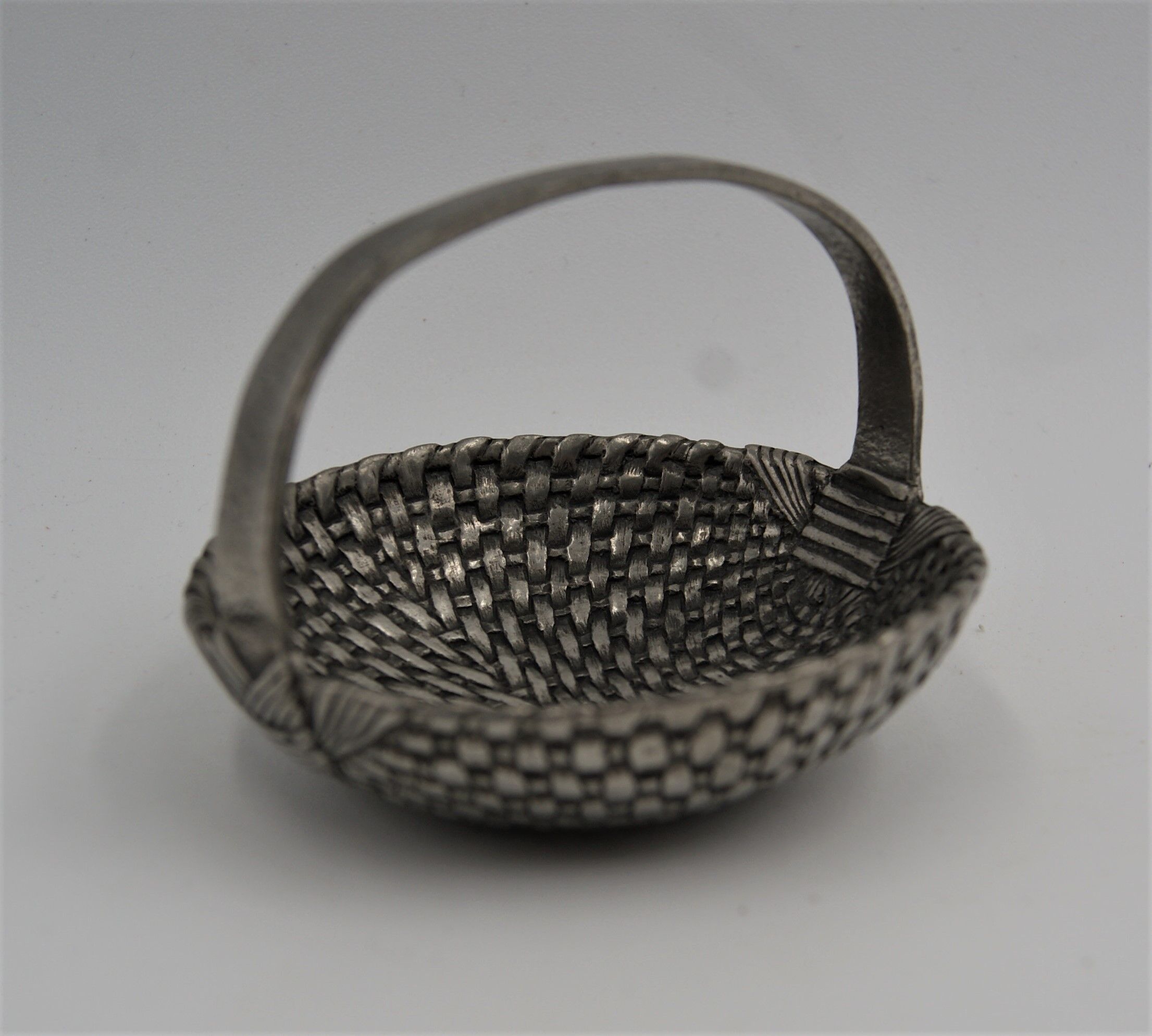 Basket tin braided deco vintage table