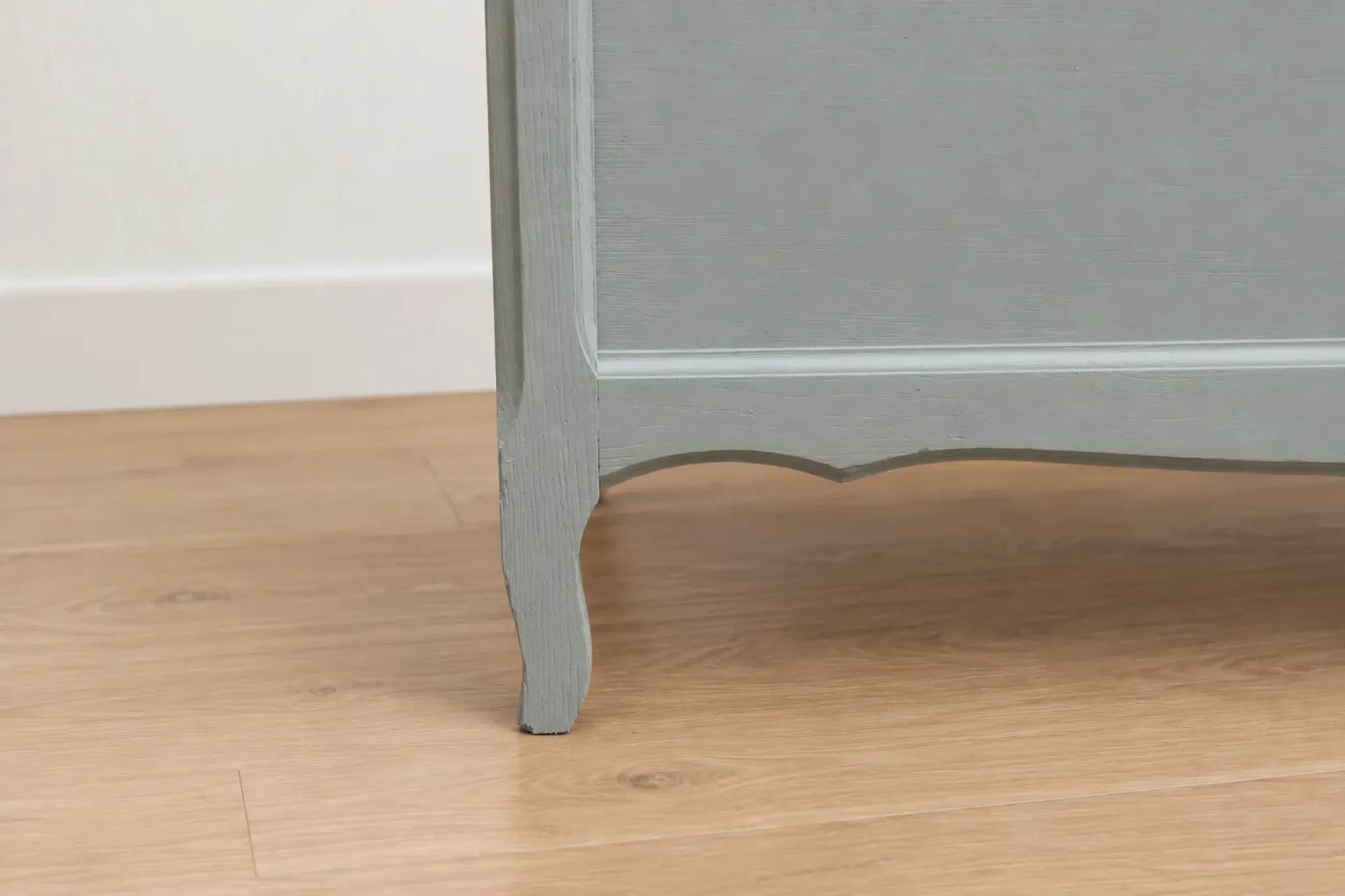 Renovated antique chest in grey-green – natural wood lid – vintage storage 90 cm