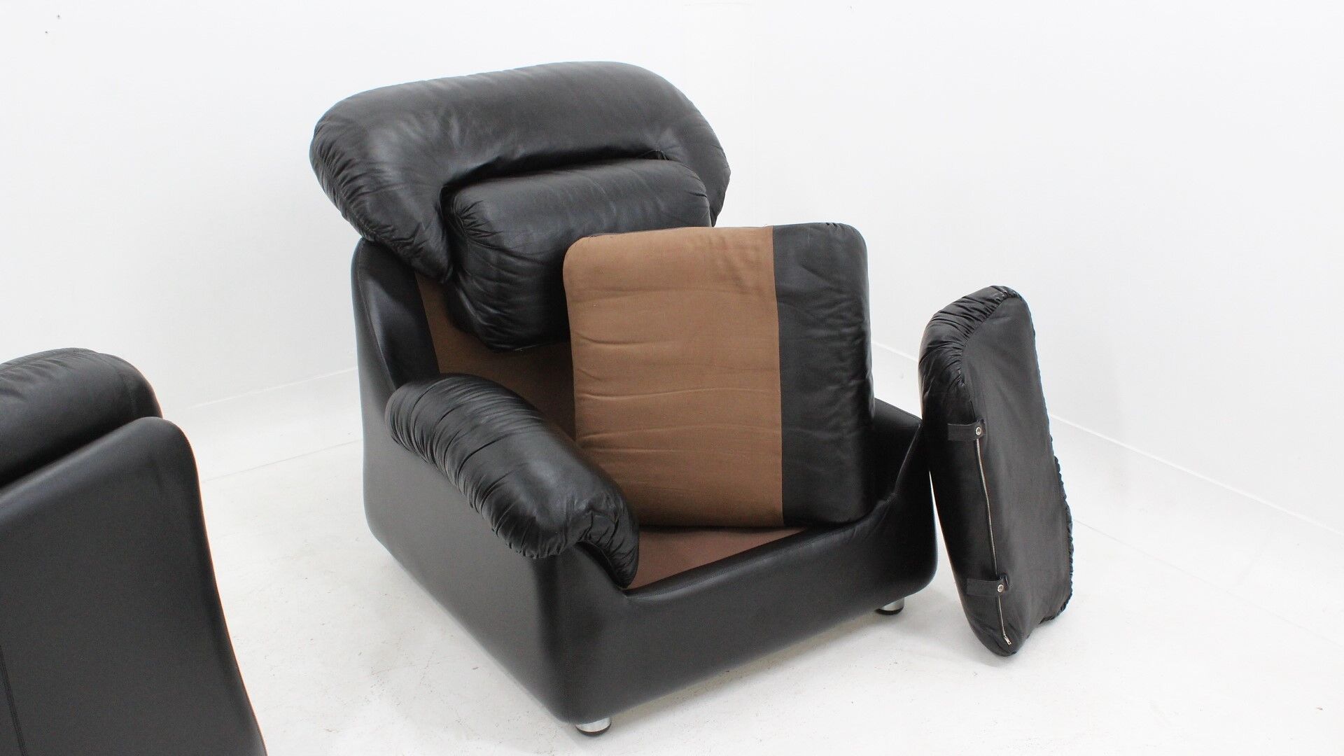 Sormani black leather vintage armchairs 1970s