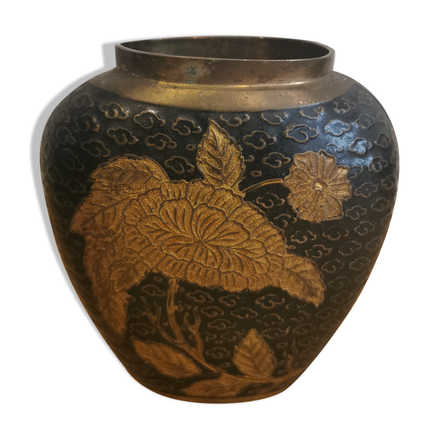 small vase in chiseled brass Japanese decoration