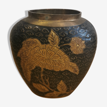 Vase en laiton ciselé décor japonisant