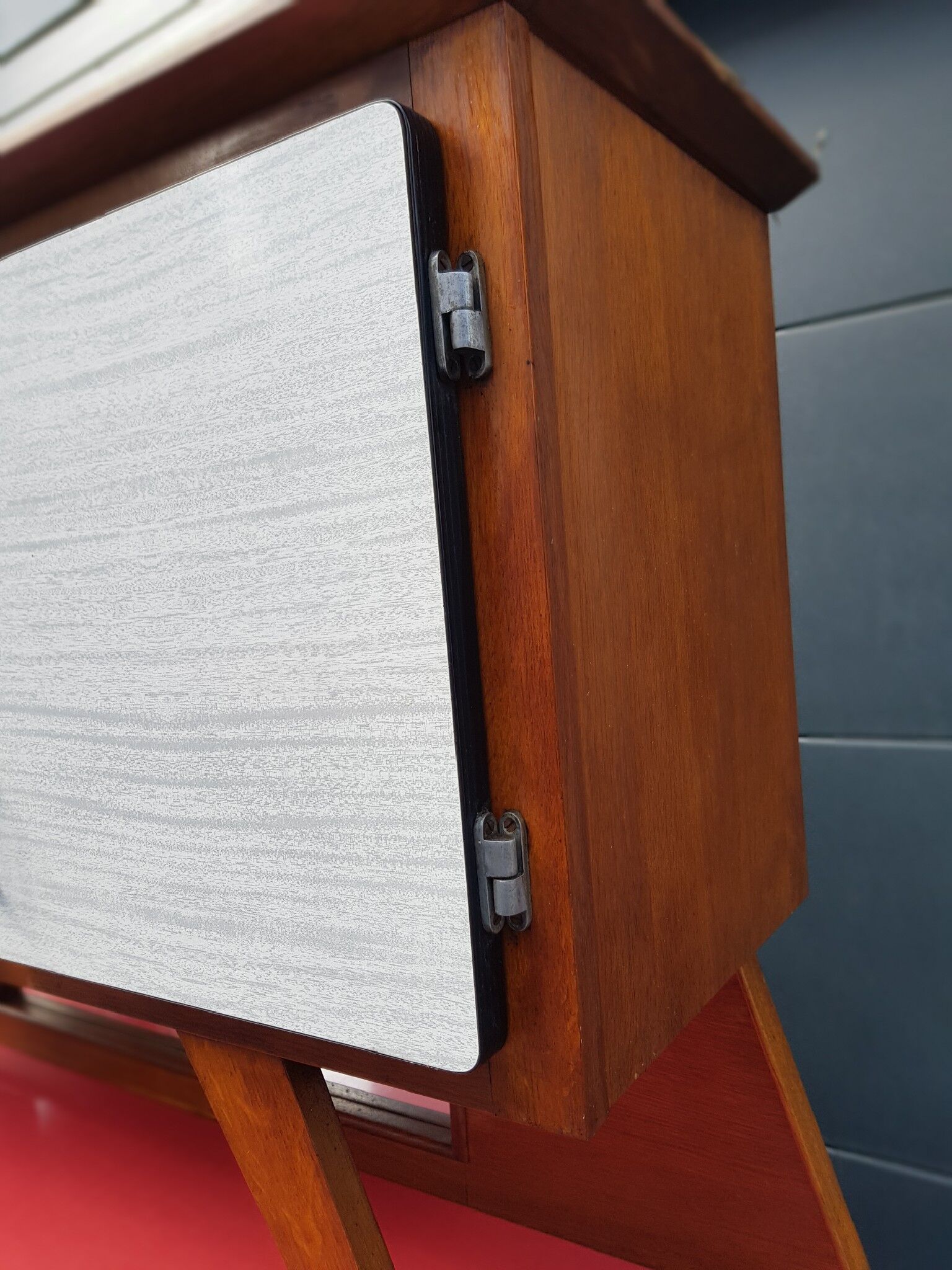 Buffet formica feet compass