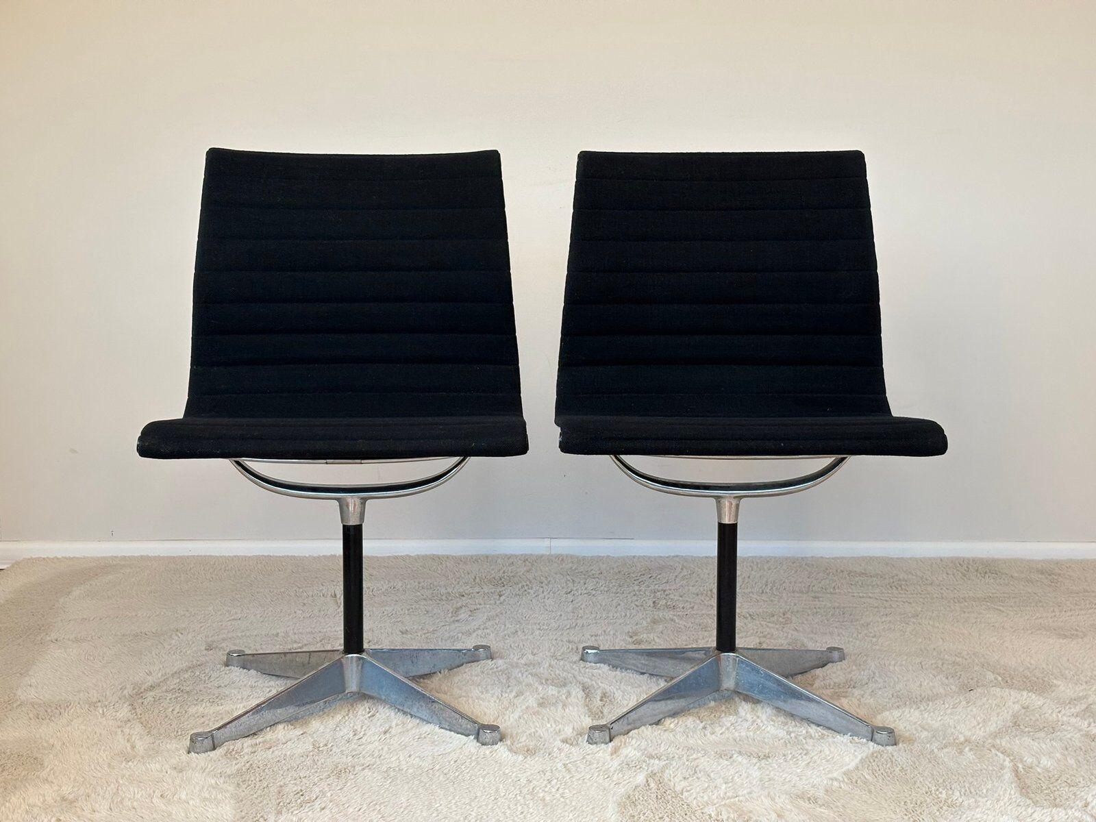 Model EA 105 aluminium chairs by Eames for Herman Miller, 1970s, set of 2