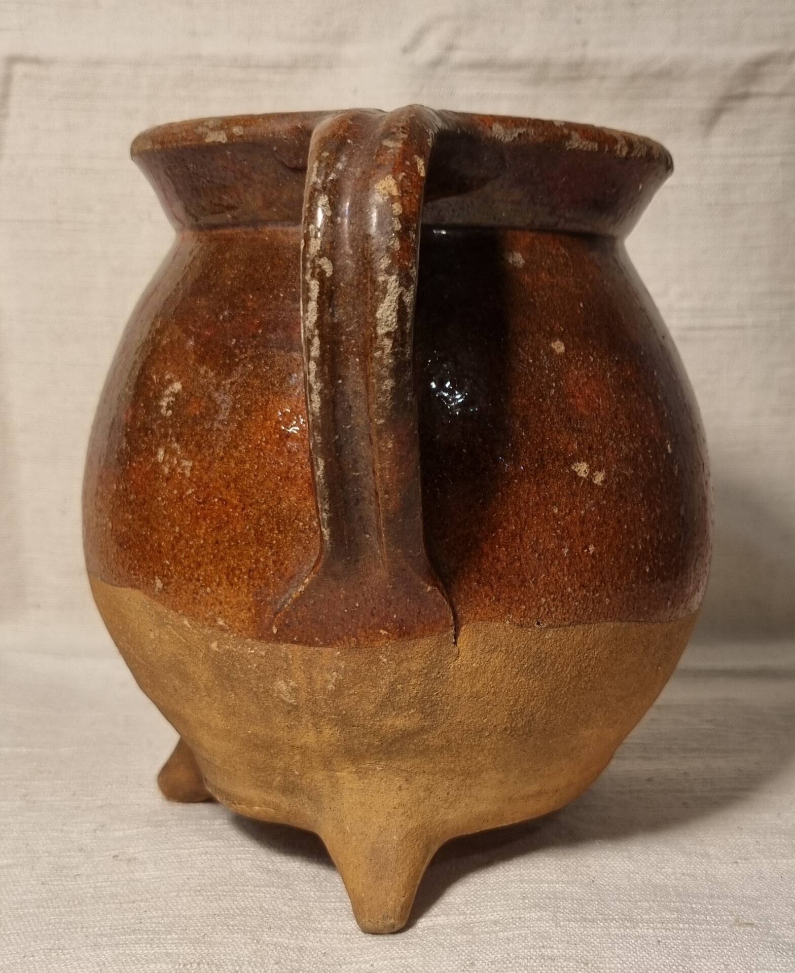 Tripod pot