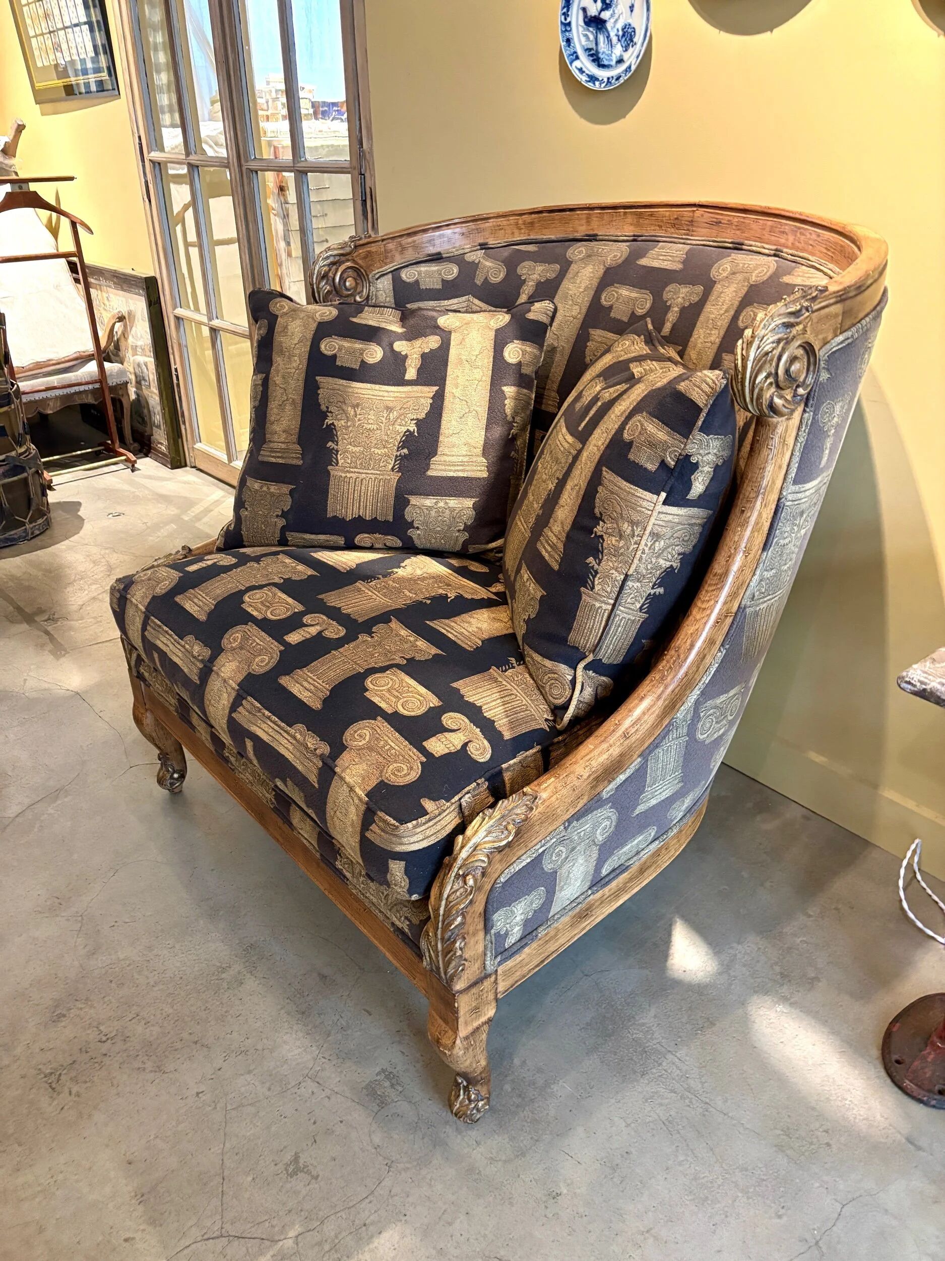 Armchair in a wooden confessional style with black and beige cotton.