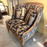 Armchair in a wooden confessional style with black and beige cotton.