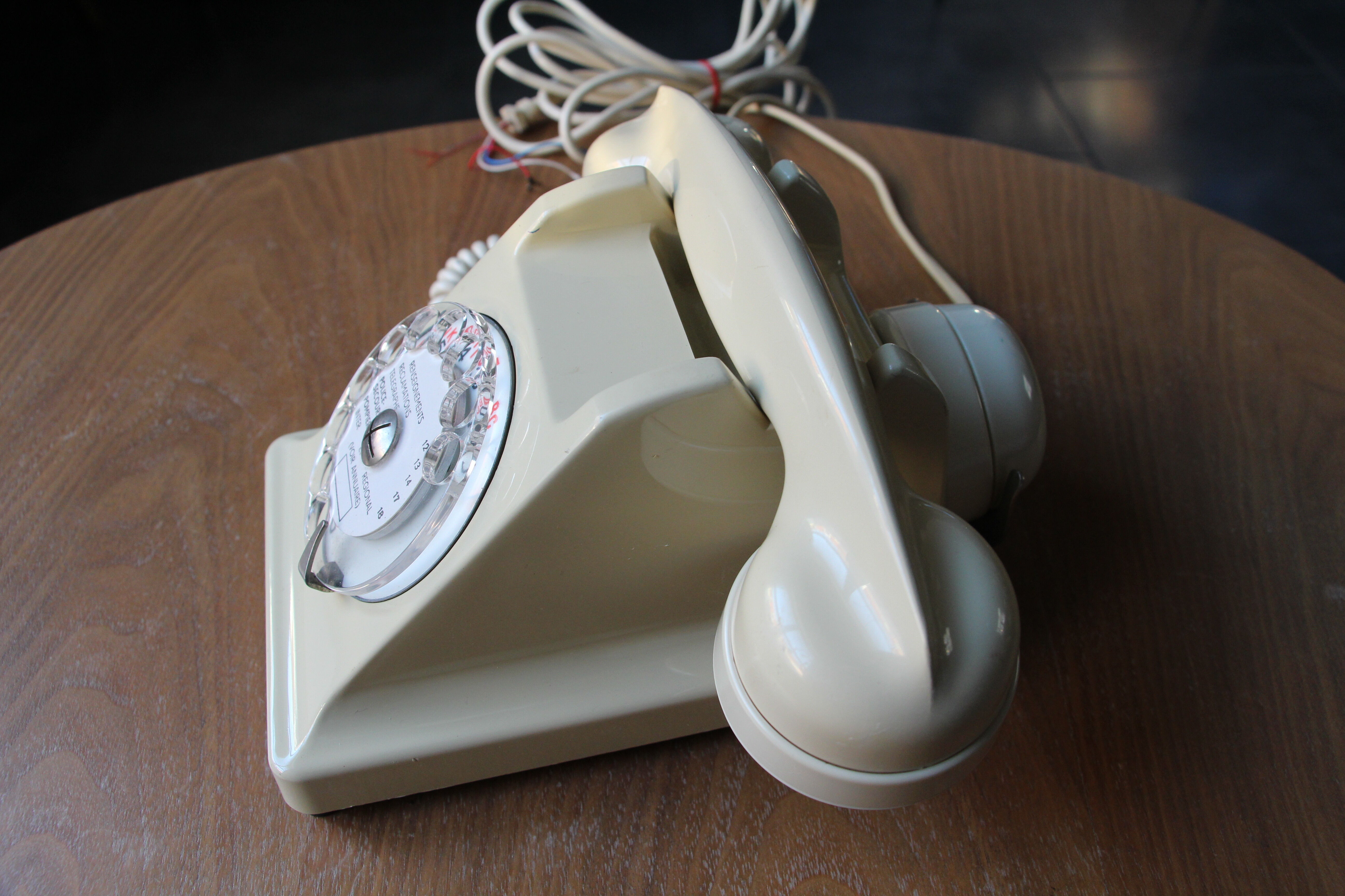 Téléphone en bakélite blanc 50's