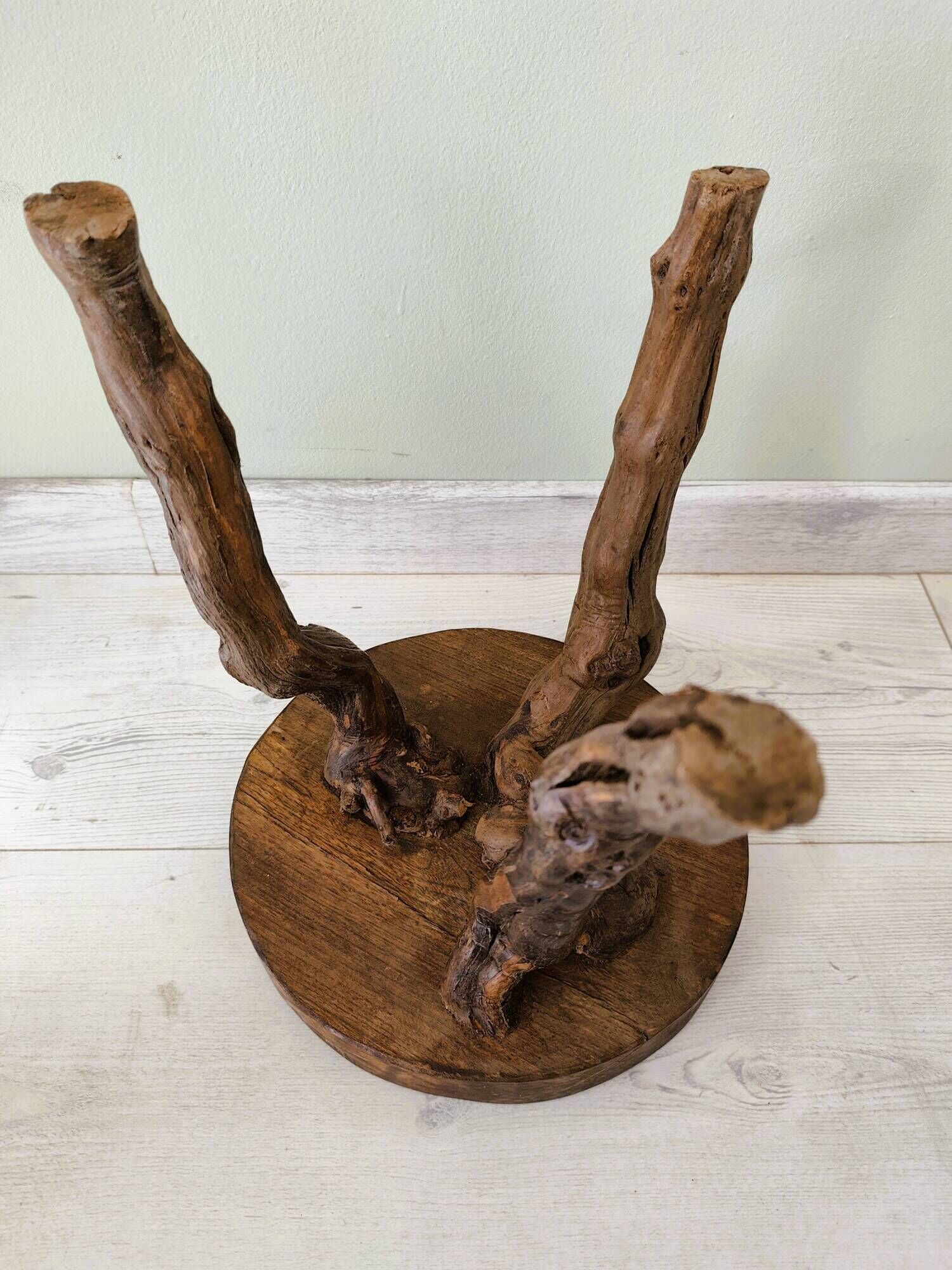 Tabouret brutaliste en ceps de vigne