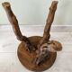 Tabouret brutaliste en ceps de vigne