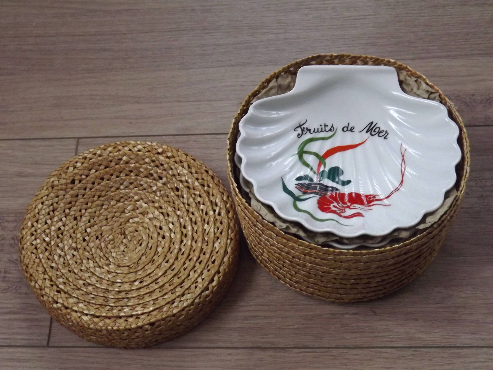 Serving bowls in l'hirondelle scallop shell in a basket 4851