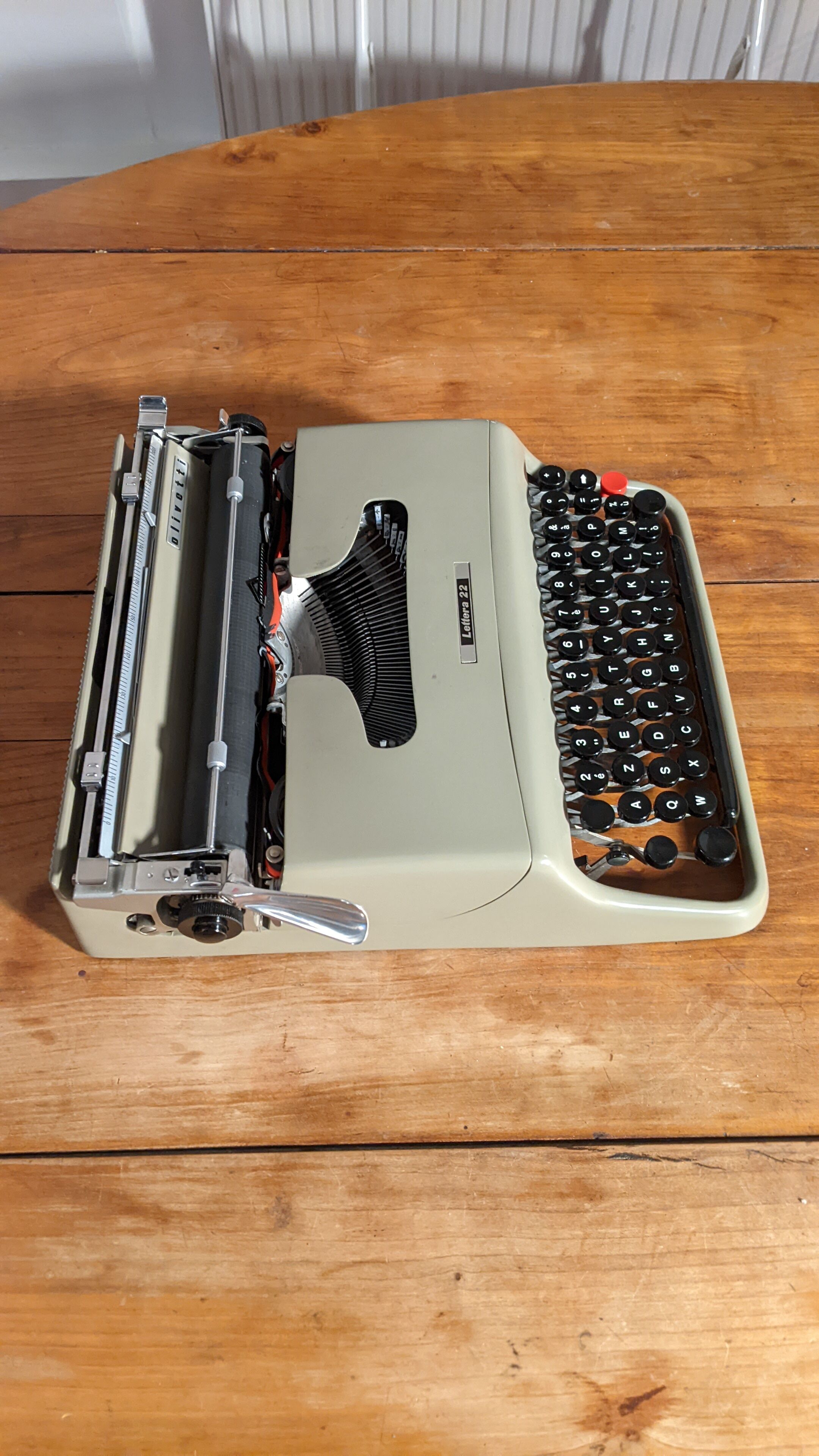 Typewriter Olivetti Lettera 22