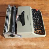 Typewriter Olivetti Lettera 22