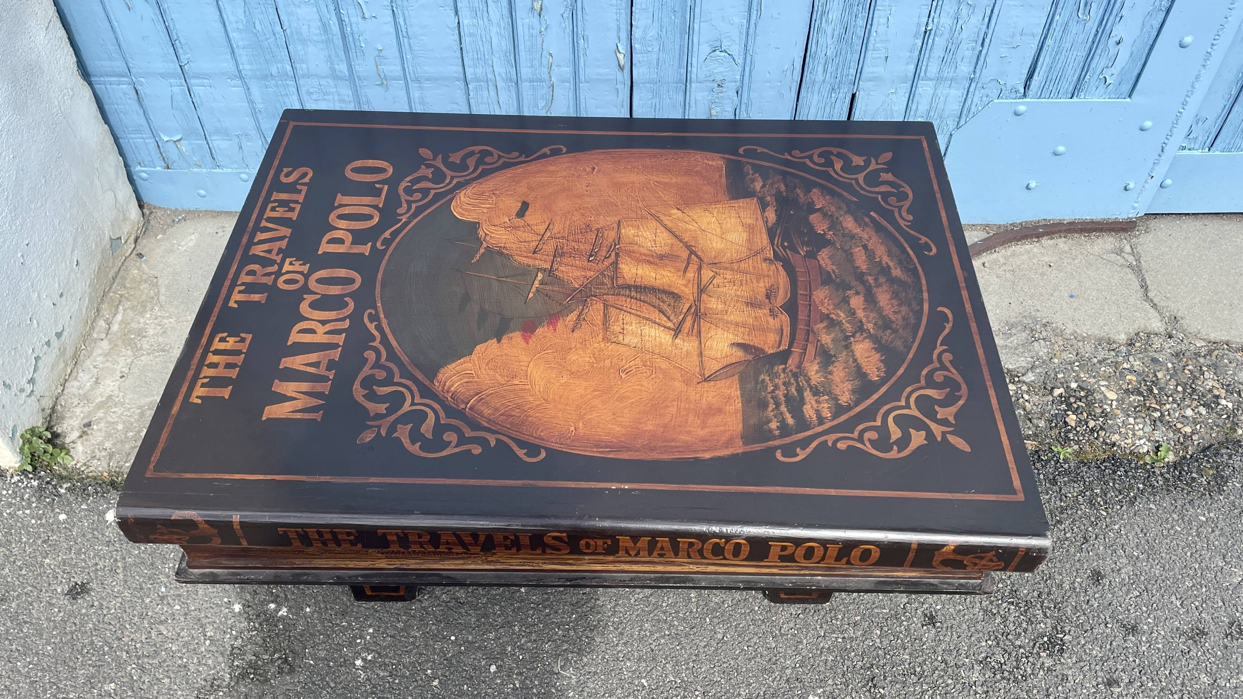 Table basse façon livre ancien, XXe siècle