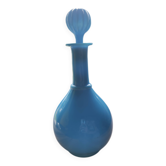 Carafe vintage en verre opalin bleu