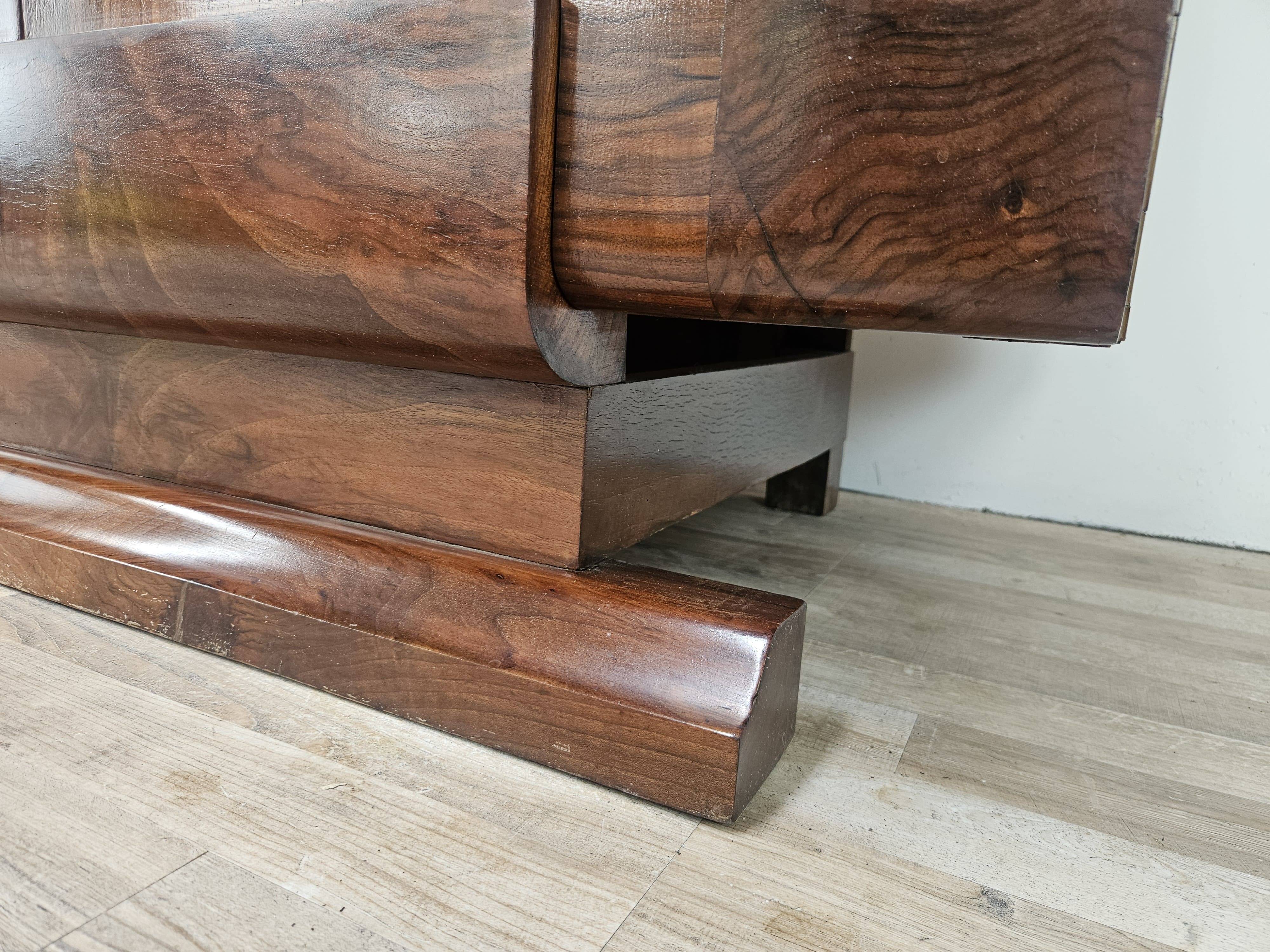 Exclusive 1940s Art Decò sideboard in walnut burl with mirror