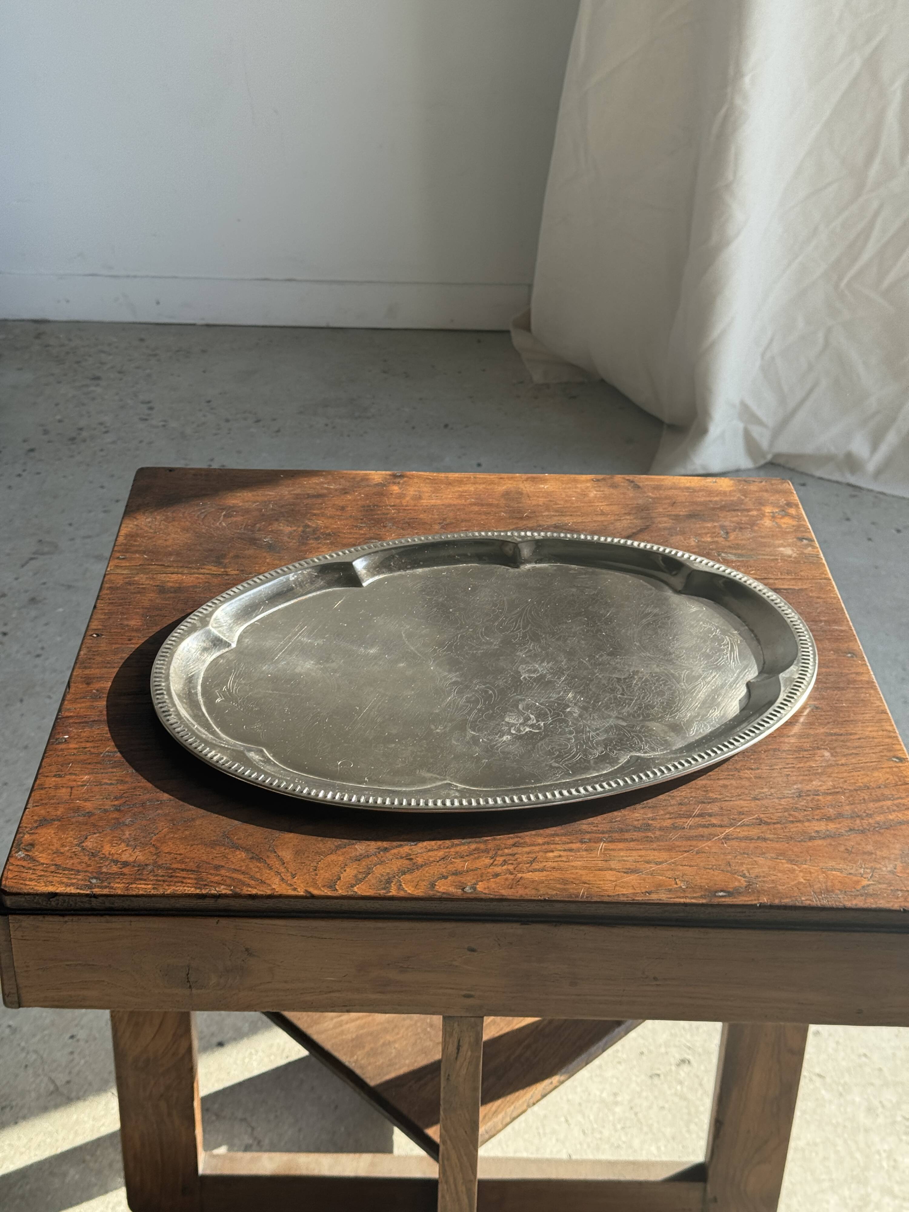 Large oval engraved platter in silver-plated metal 34x45.