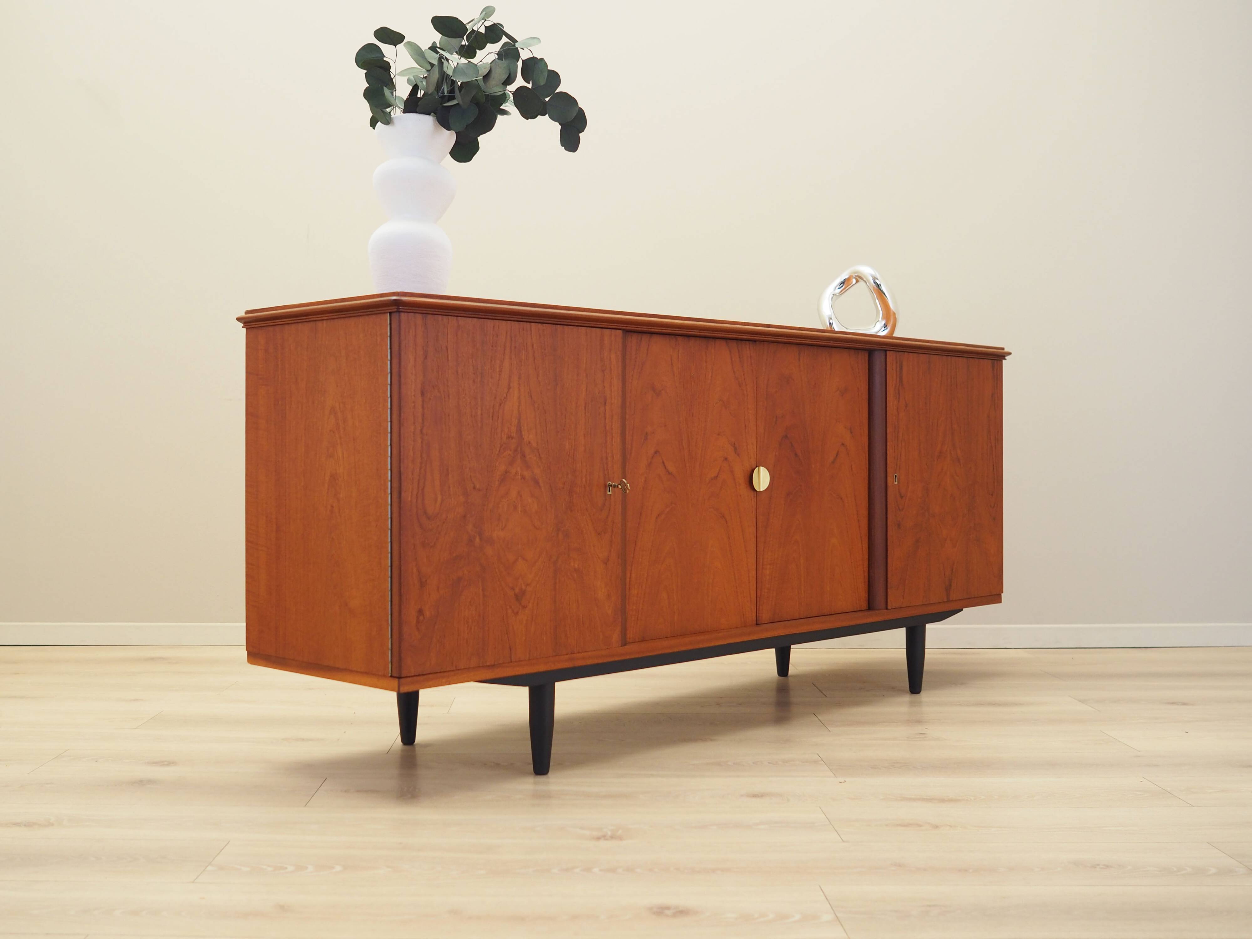 Buffet en teck, design danois, années 1970, production : Danemark
