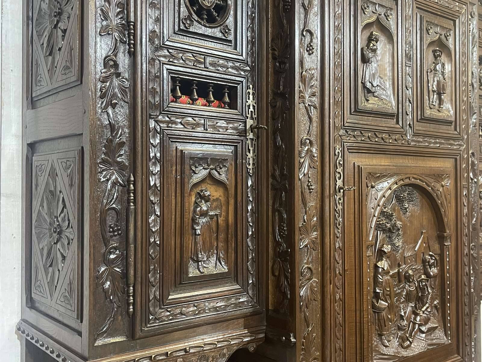 Buffet Breton 2 corps début XXème en châtaignier richement sculpté
