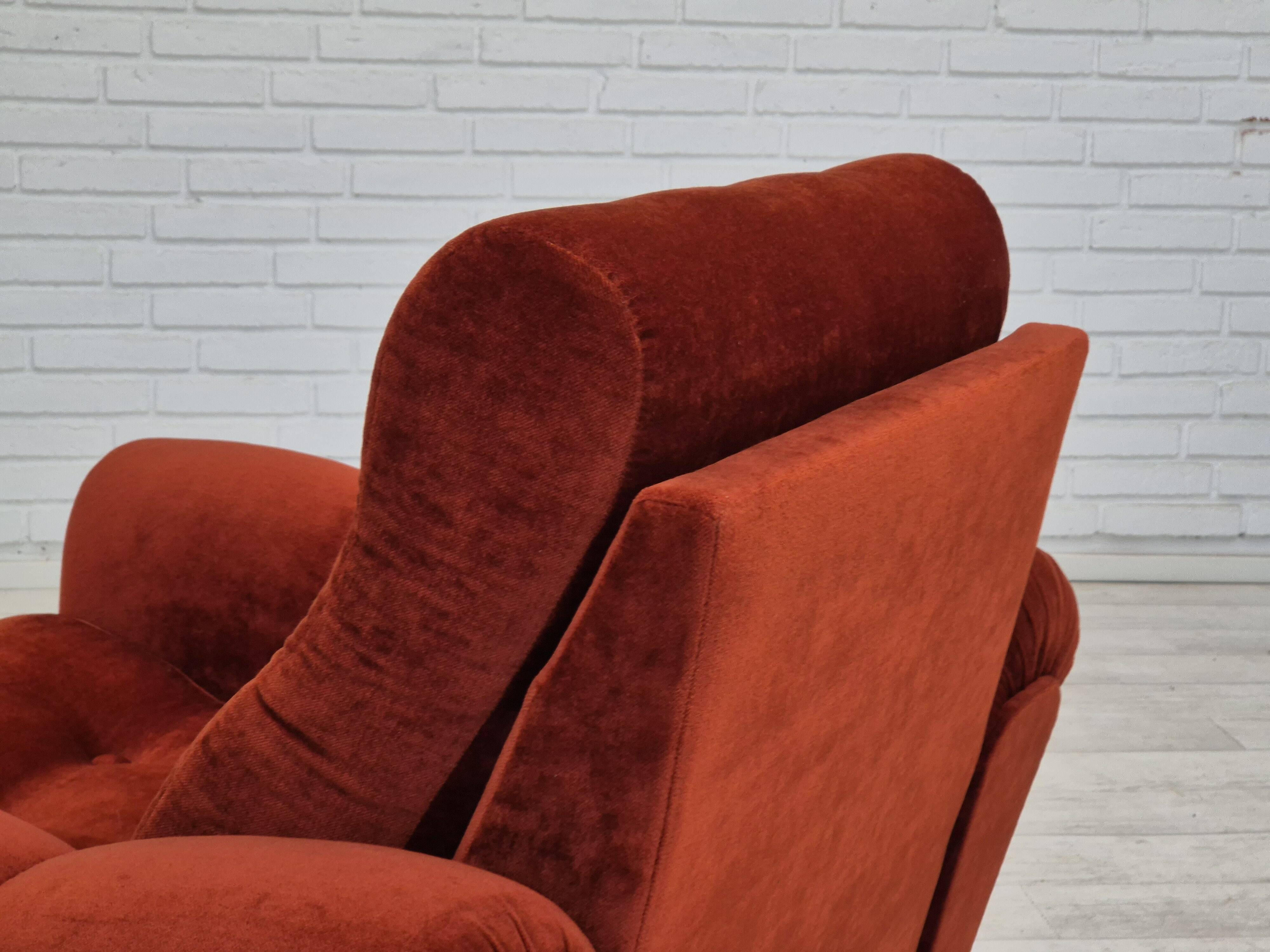 Années 1980, fauteuil relax danois meuble en velours marron/rouge.