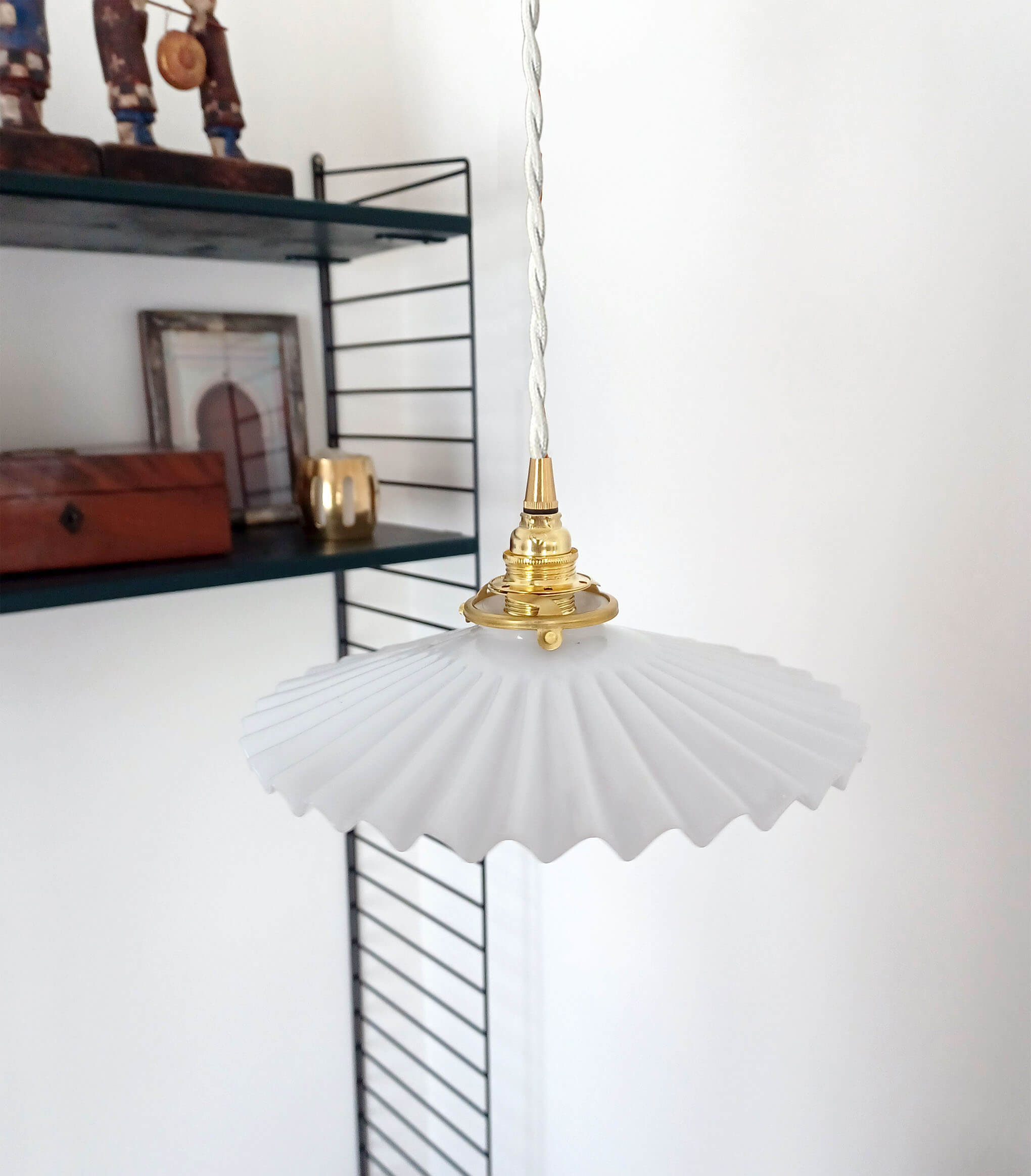 Serrated opaline suspension