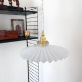 Serrated opaline suspension