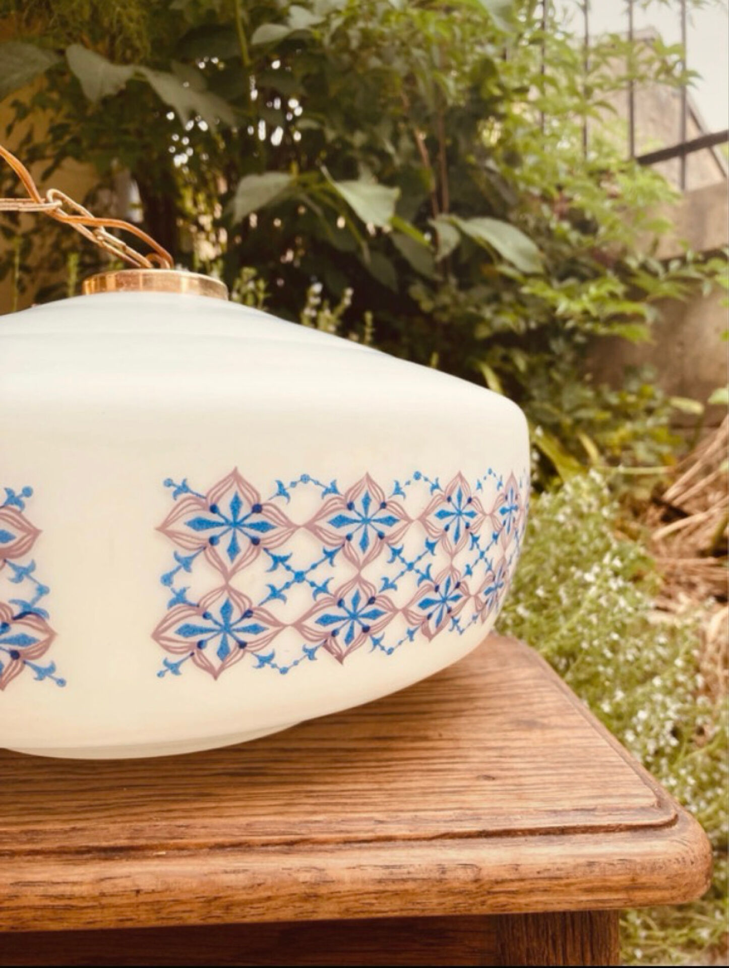 Suspension in opaline milk glass