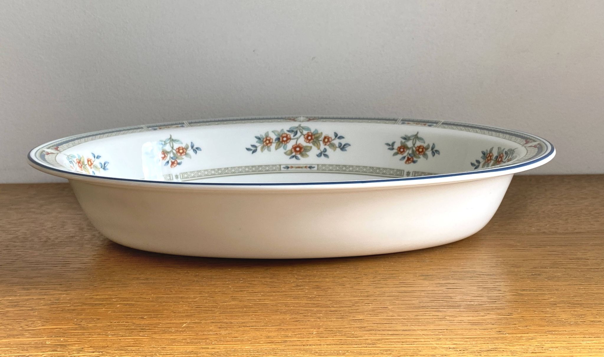 Wedgwood English porcelain serving dish / vegetable dish, Hampshire decor