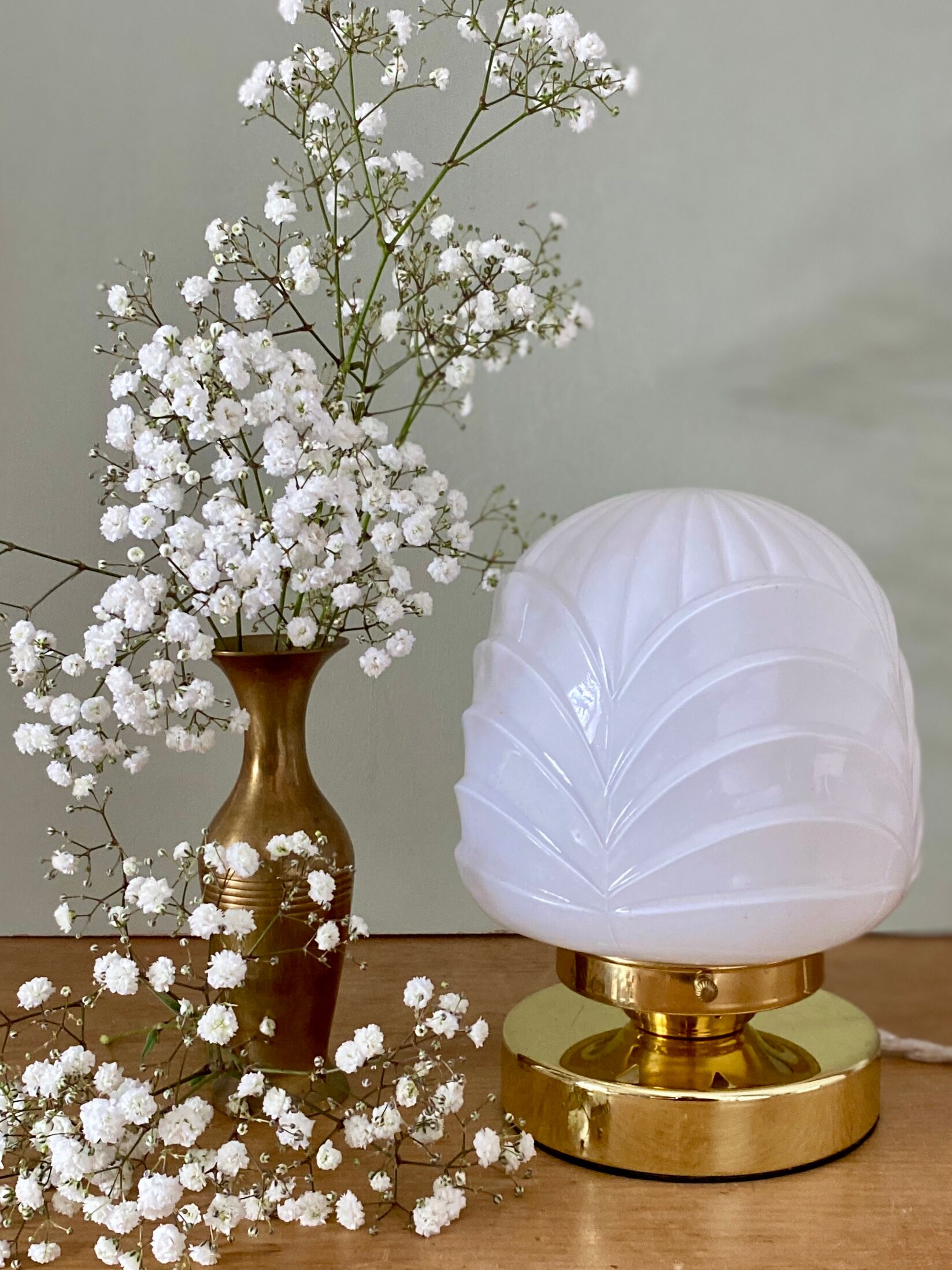 Vintage table lamp in white opaline