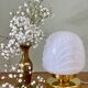 Lampe à poser globe vintage en opaline blanche