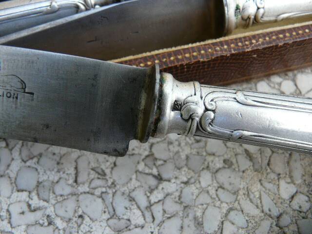 Box of 12 silver-plated art nouveau knives with steel blades