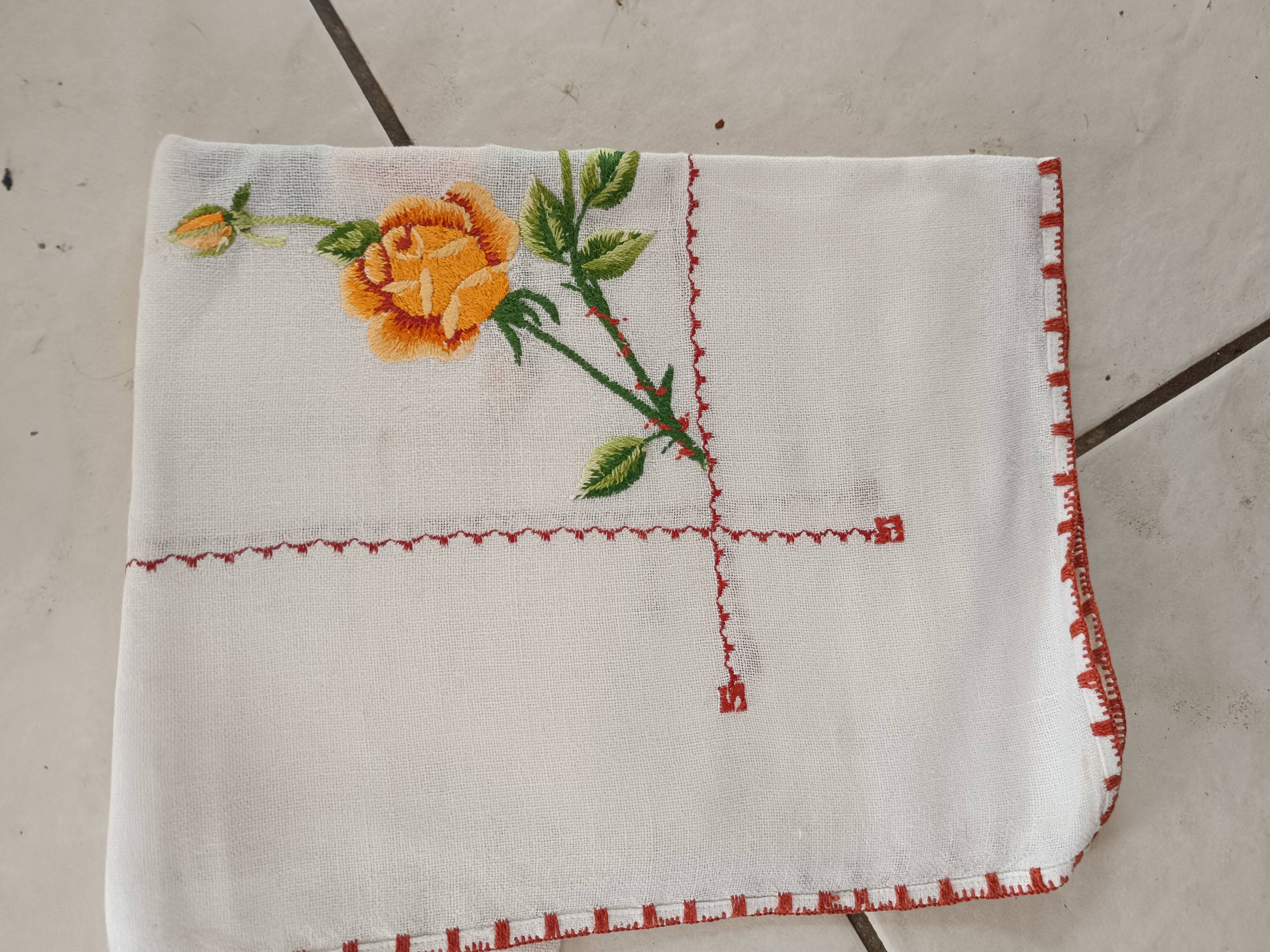 Table centerpiece, hand embroidered.