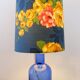 Lampe de table en verre bleu avec abat-jour à fleurs d'origine - années 1960
