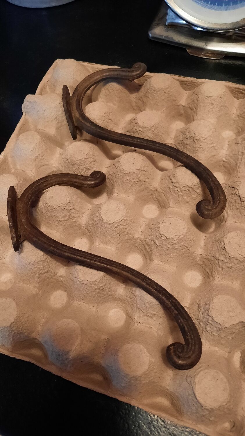 Set of 2 metal hooks
