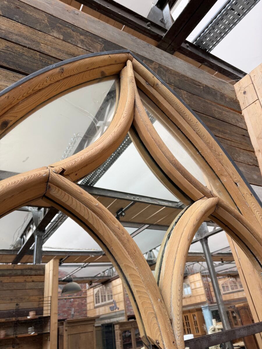 Miroir de style gothique fin XIXème