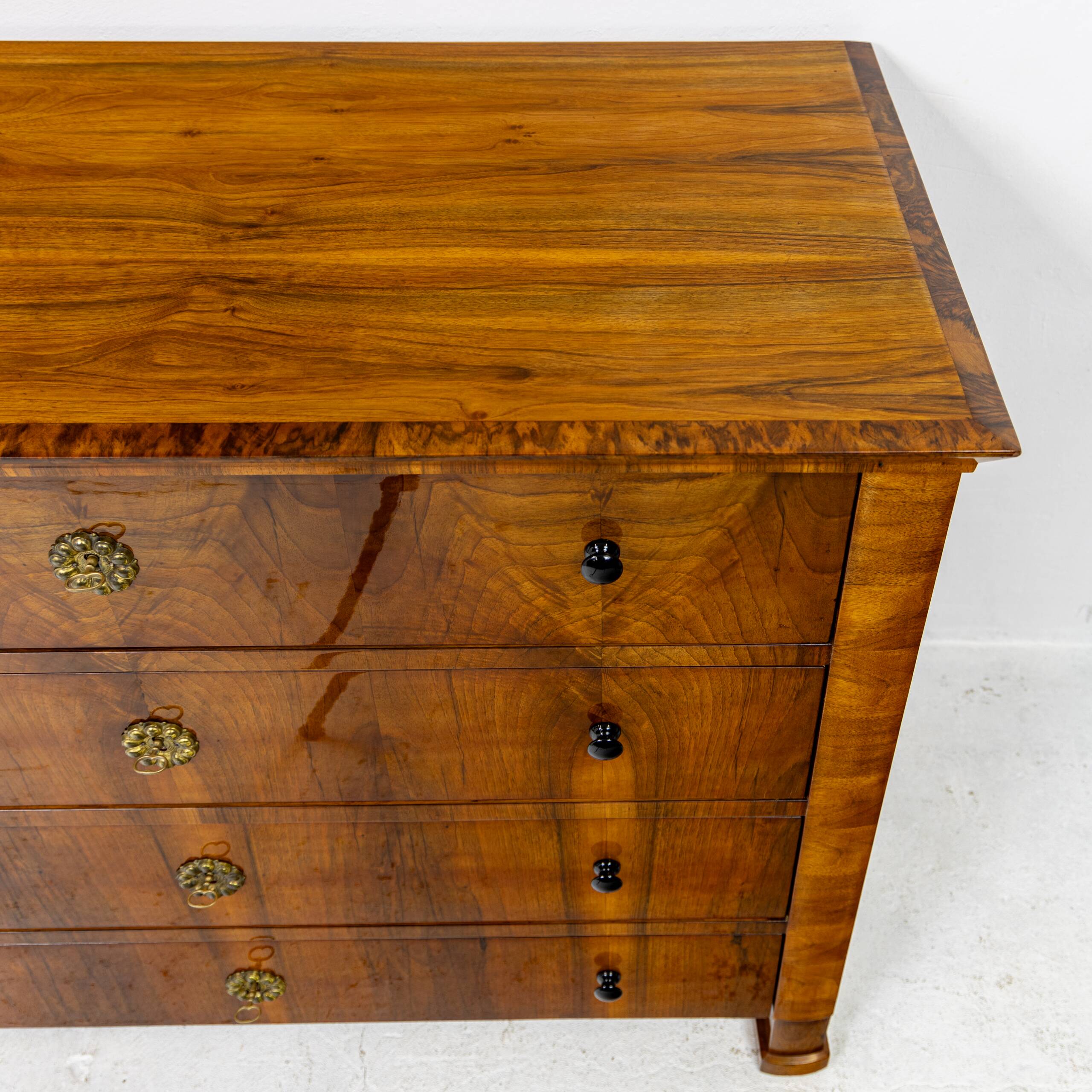 Grande commode Biedermeier en placage de noyer 1820-1840