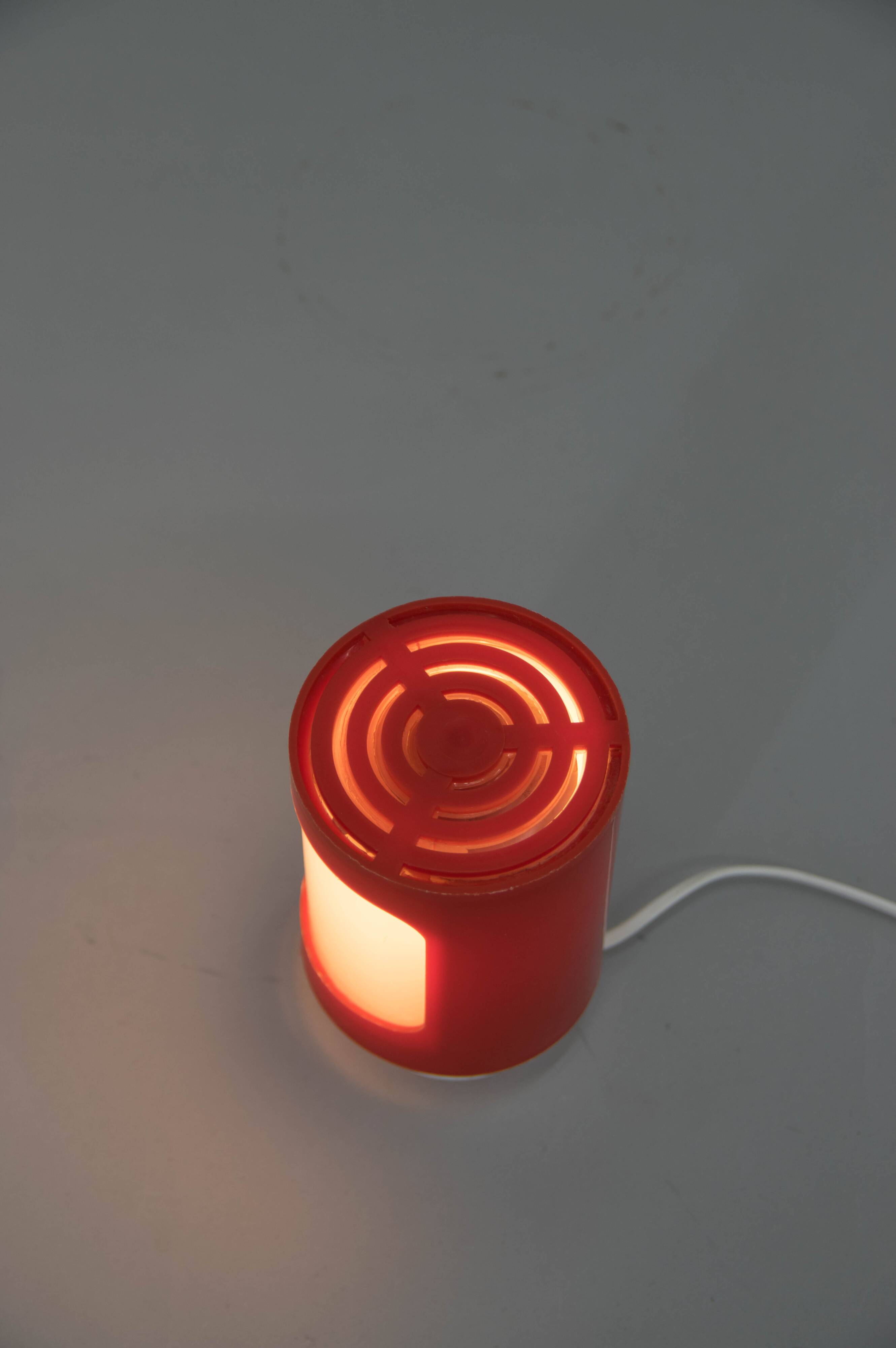 Red and white plastic space age table lamp, 1960s