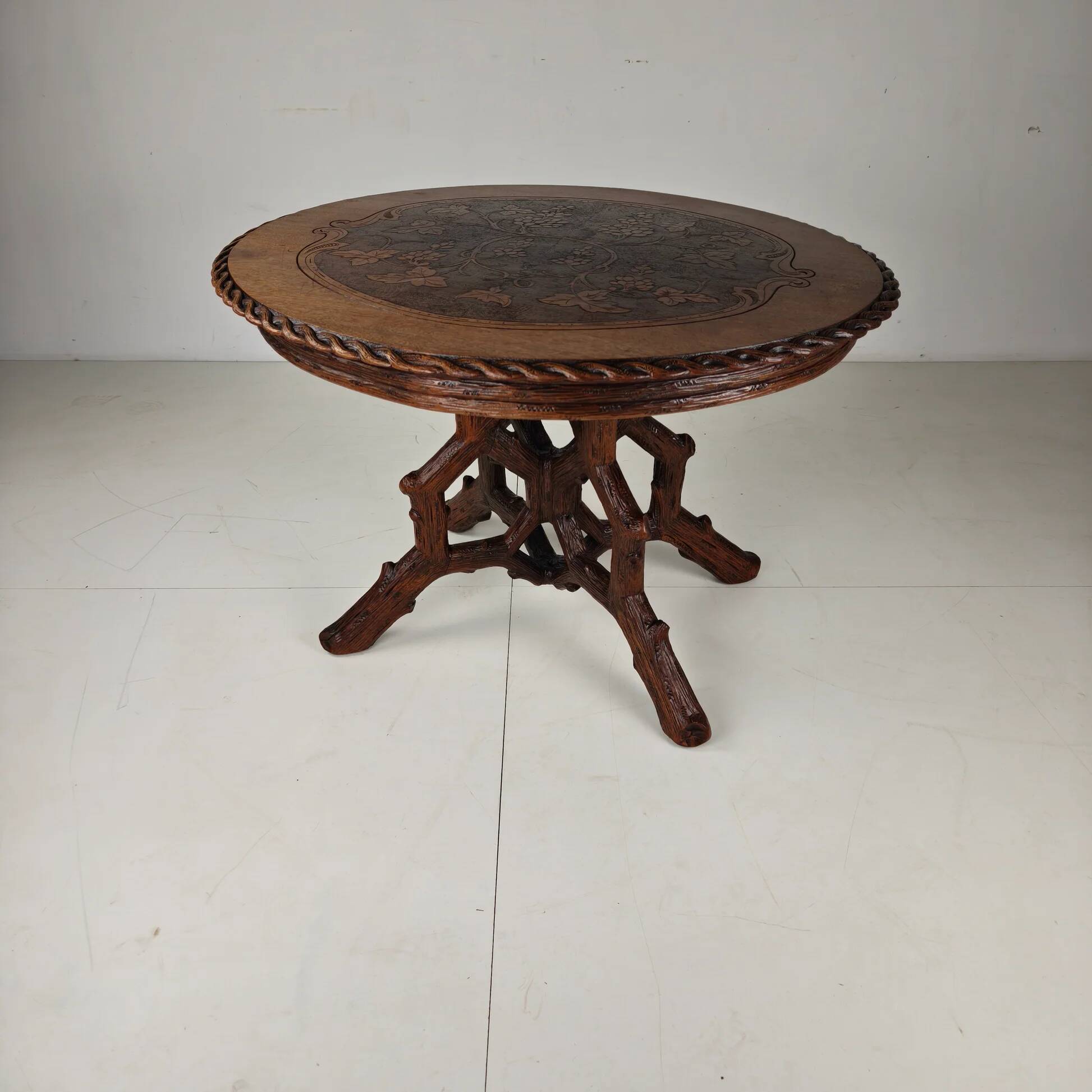 Table à manger de style Forêt-Noire par Horrix – vers 1880