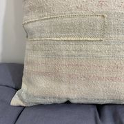 Coussin artisanal en toile ancienne style Kilim