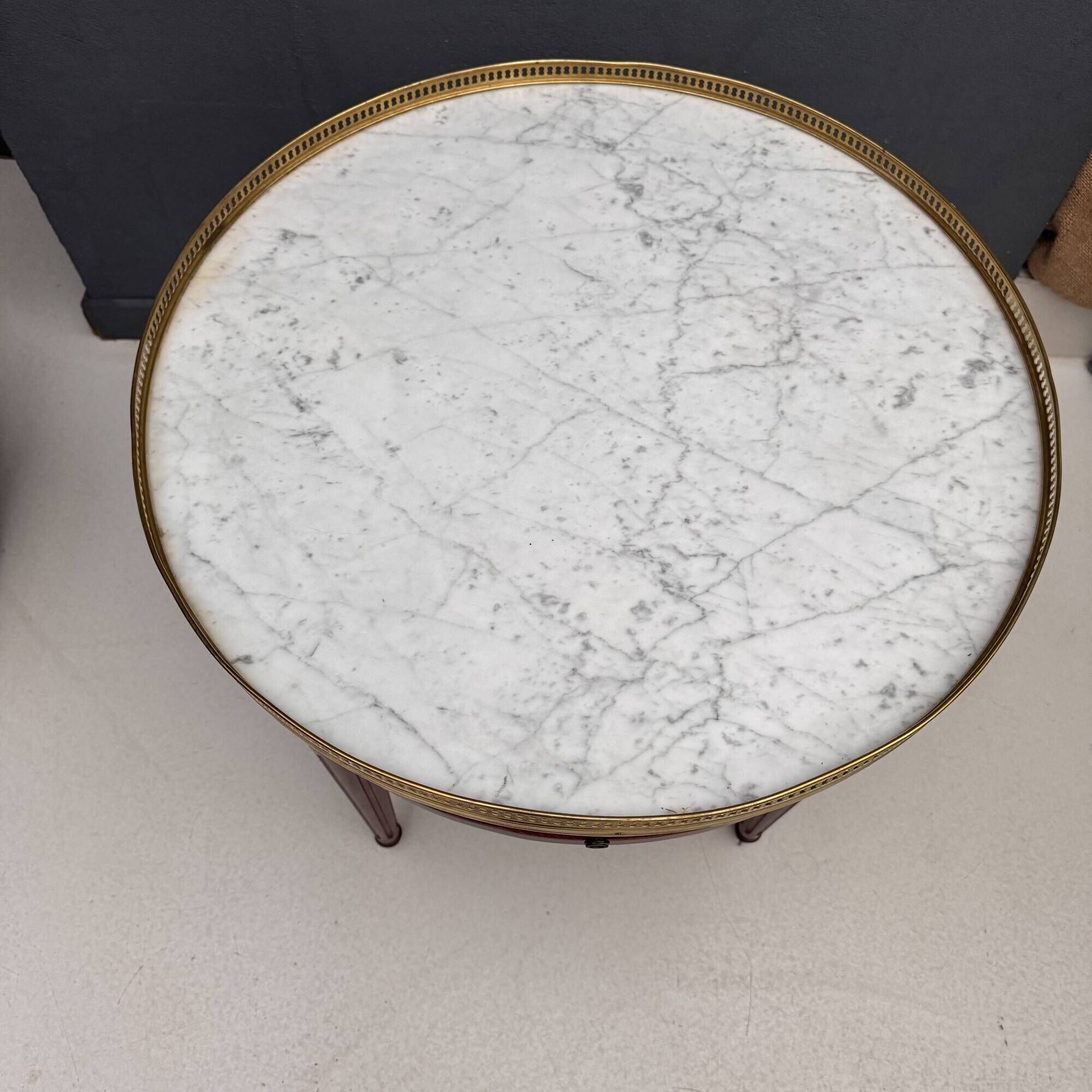 Louis XVI style bouillotte table in mahogany and white marble - Ø 60 cm