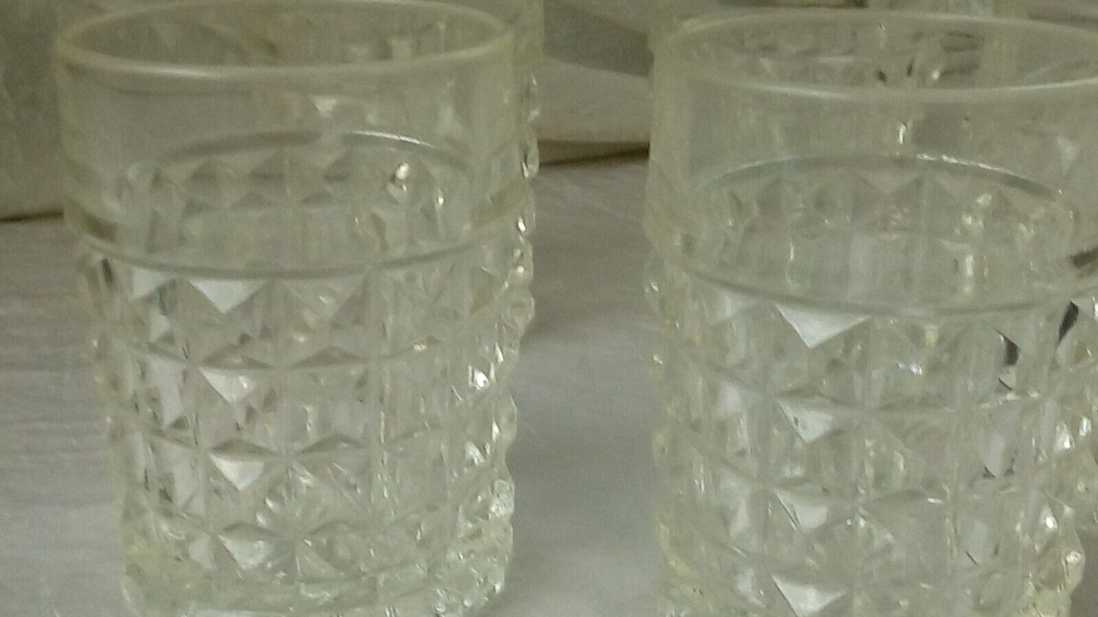 5 glass cups diamond tip effect 70s