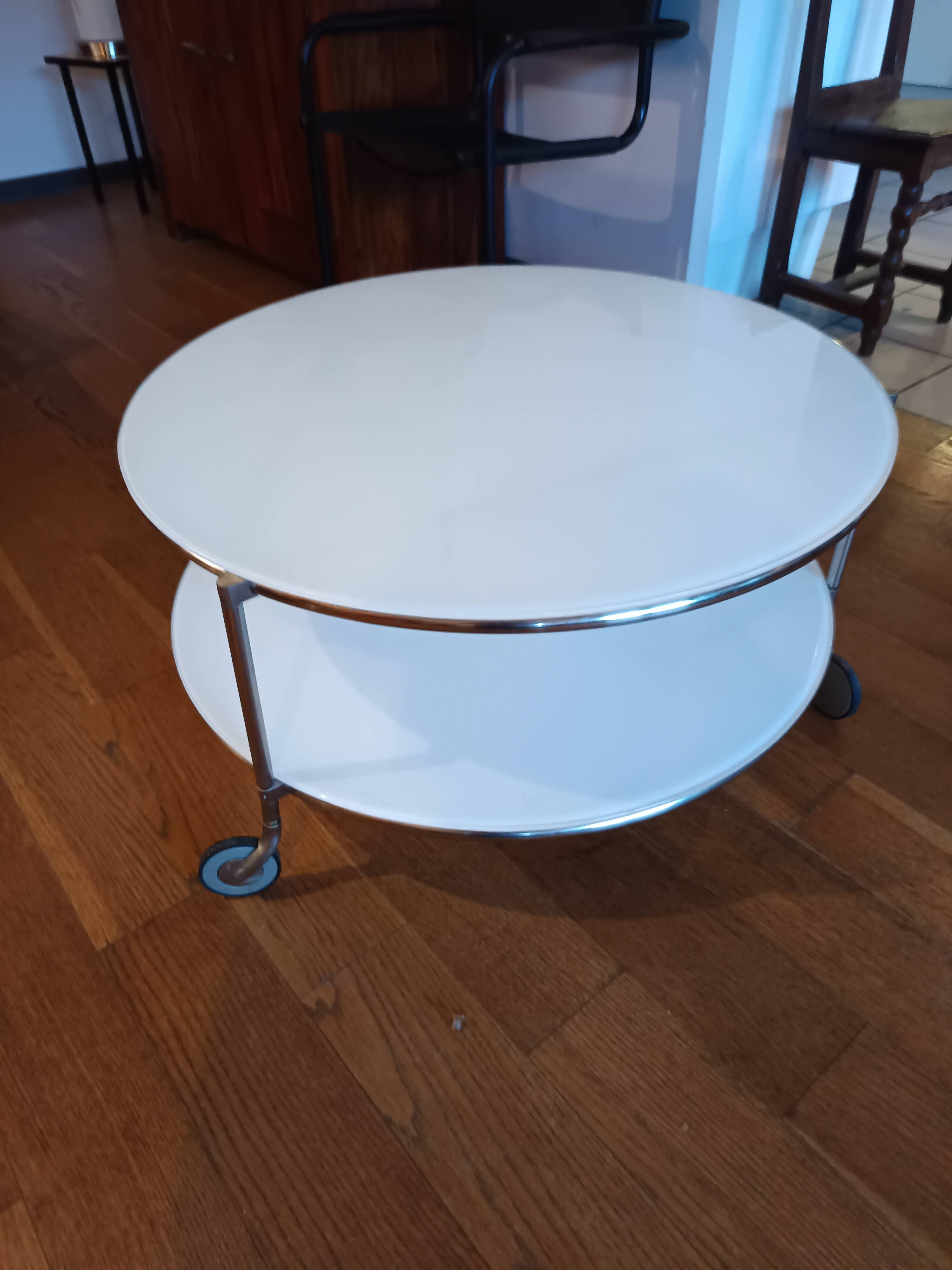 Table basse STRIND par Ehlen Johansson pour IKEA, verre opalin et chrome