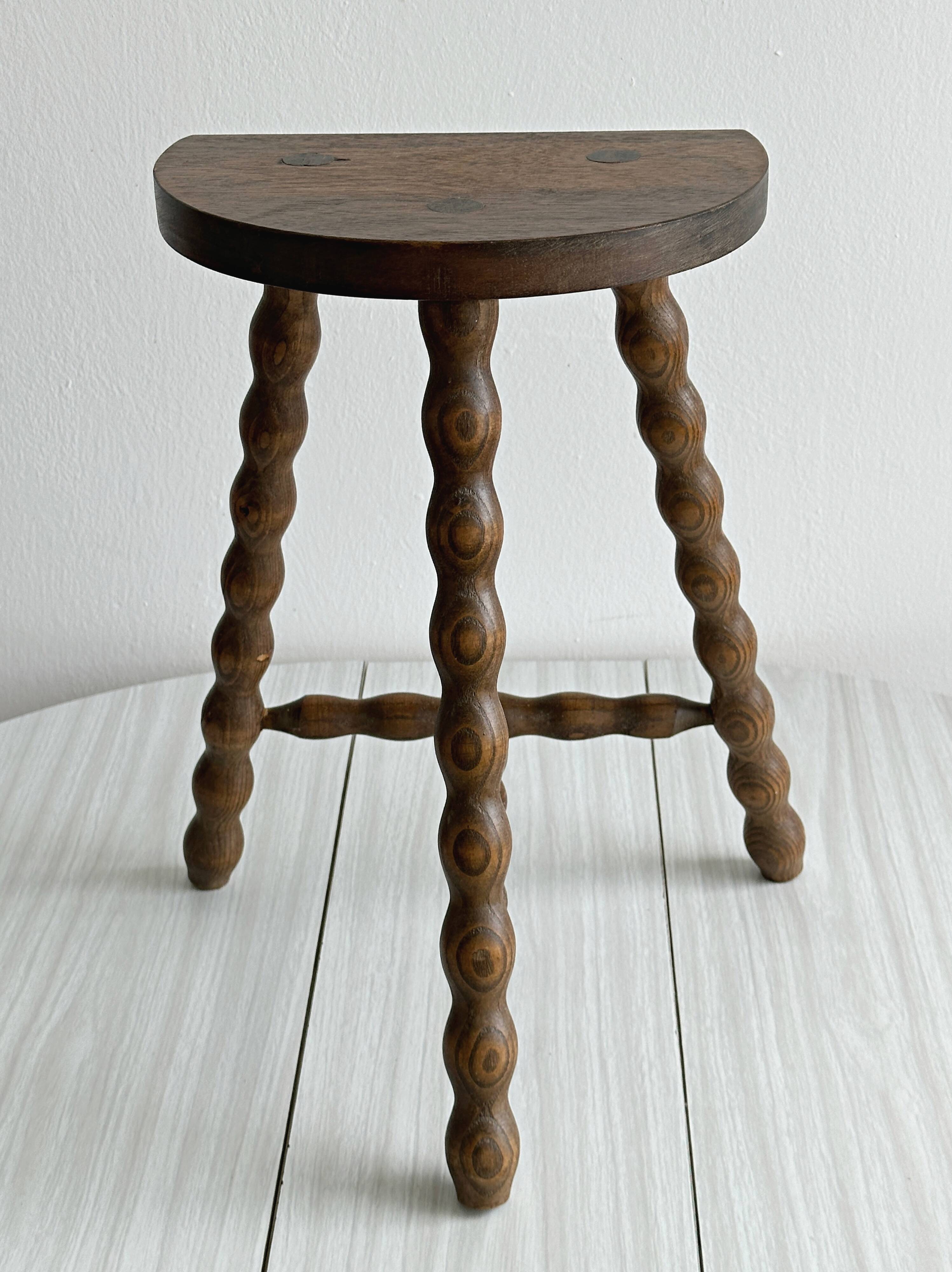 Tabouret tripode ancien en bois torsadé